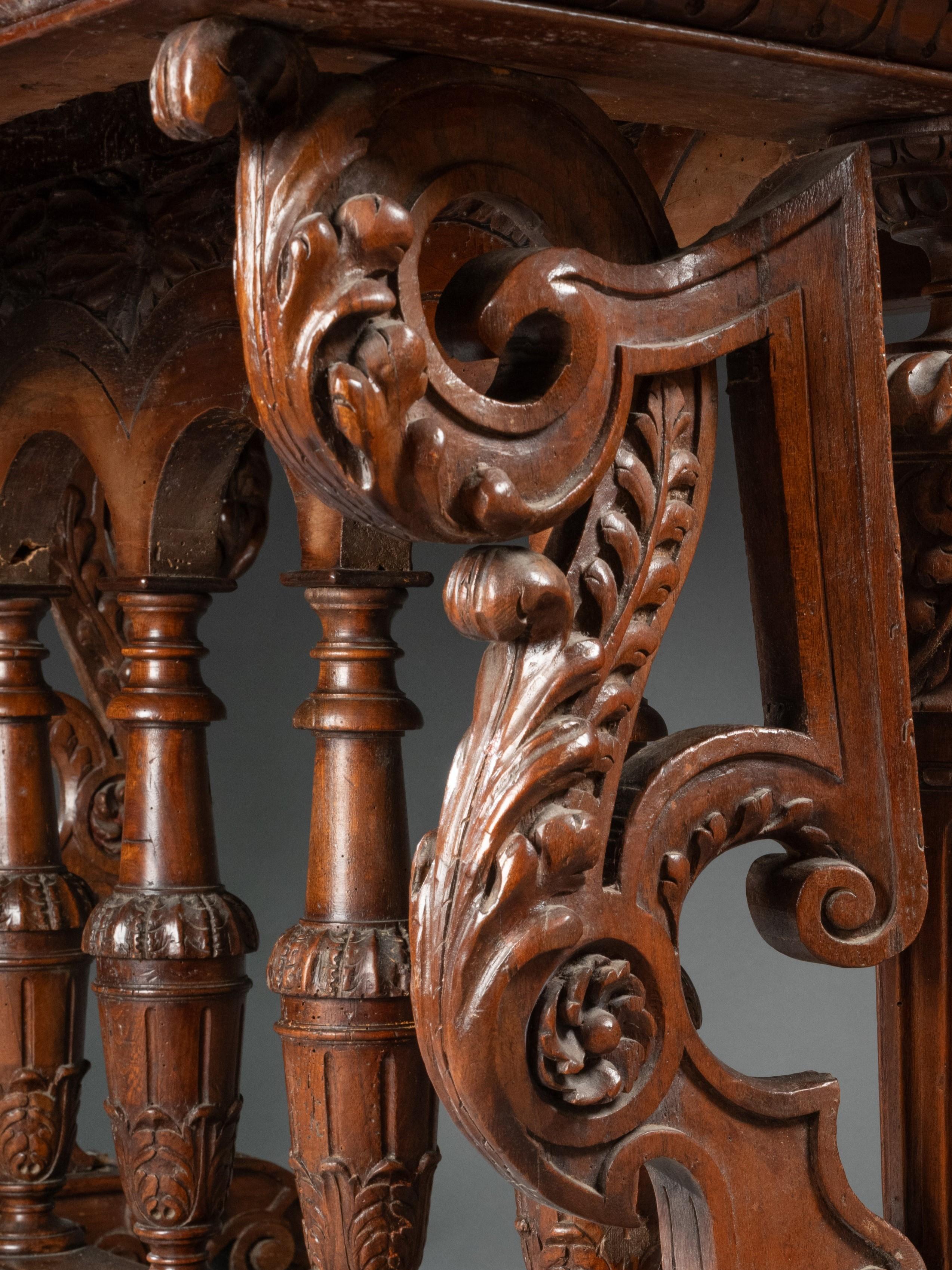 Noyer Table centrale en noyer richement sculpté de la fin du 16e siècle de la French Renaissance en vente