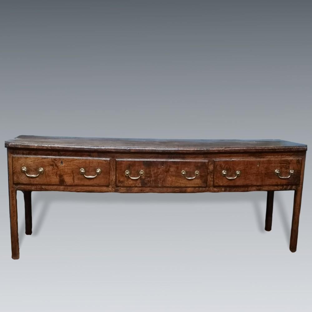 Comò basso in olmo della fine del XVII secolo di grandi proporzioni In condizioni buone in vendita a Reepham, GB