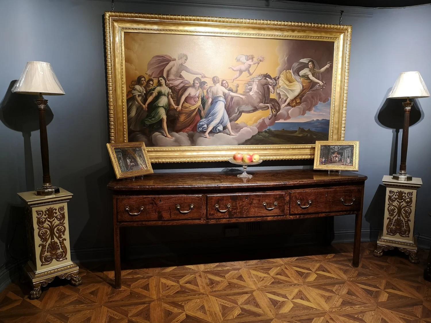 Fino al XVIII secolo Comò basso in olmo della fine del XVII secolo di grandi proporzioni in vendita