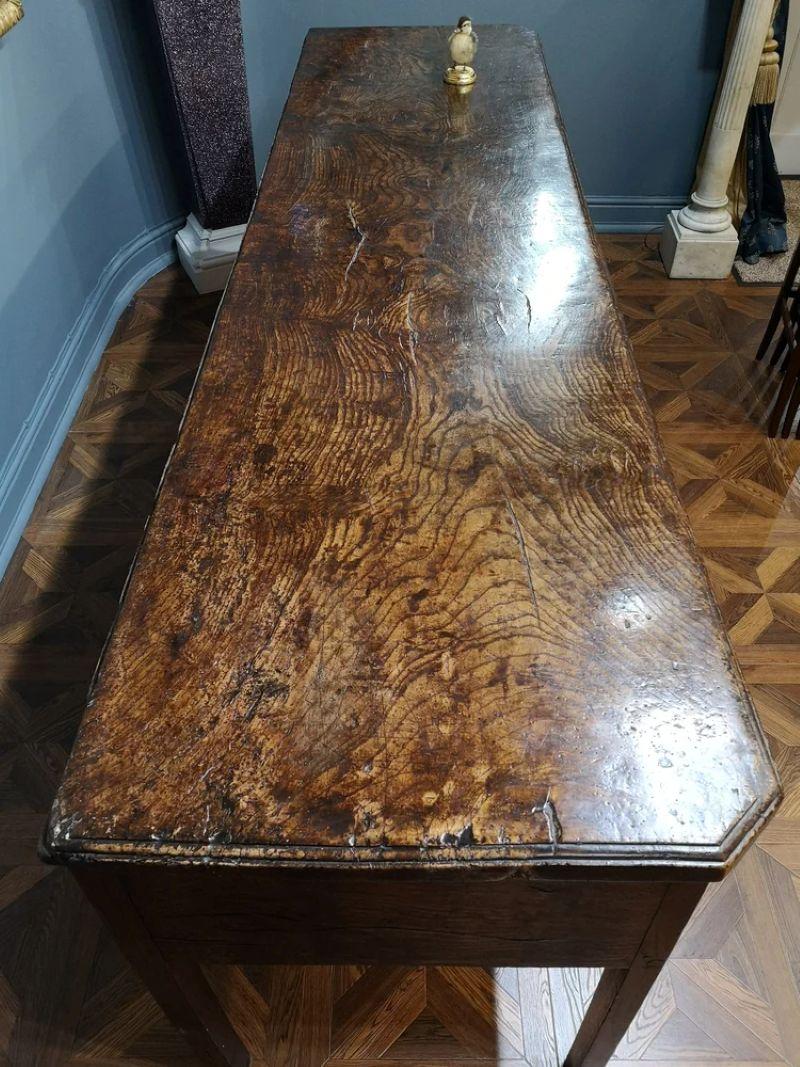 Olmo Comò basso in olmo della fine del XVII secolo di grandi proporzioni in vendita