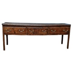 Comò basso in olmo della fine del XVII secolo di grandi proporzioni