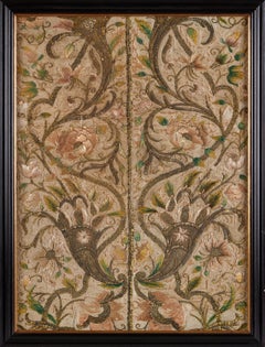 Panneau textile anglais de la fin du XVIIe siècle, brodé de soie et de fils métalliques