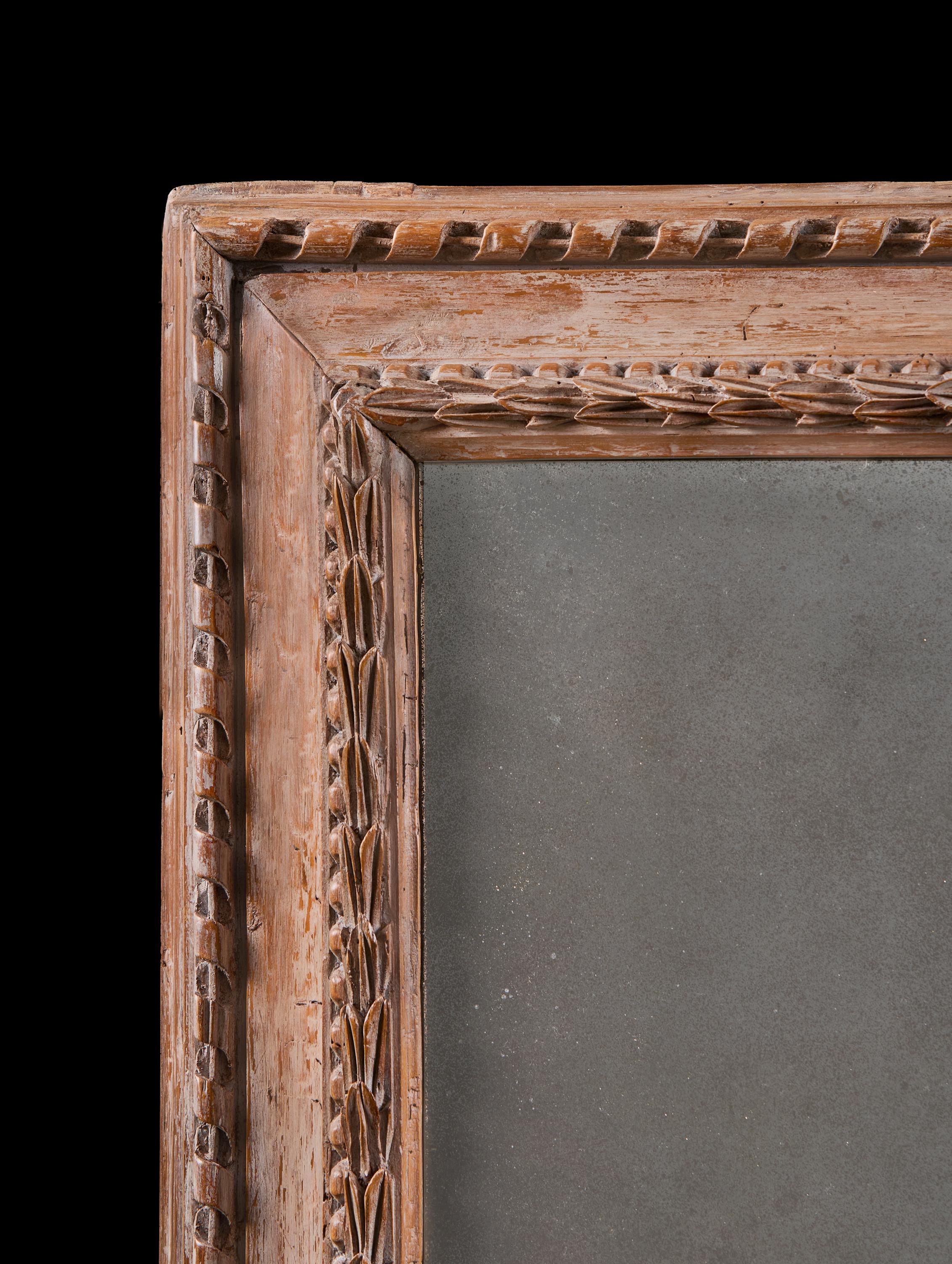 Italienischer Wandspiegel aus geschnitztem Kieferholz aus dem späten 17. im Zustand „Gut“ im Angebot in London, GB