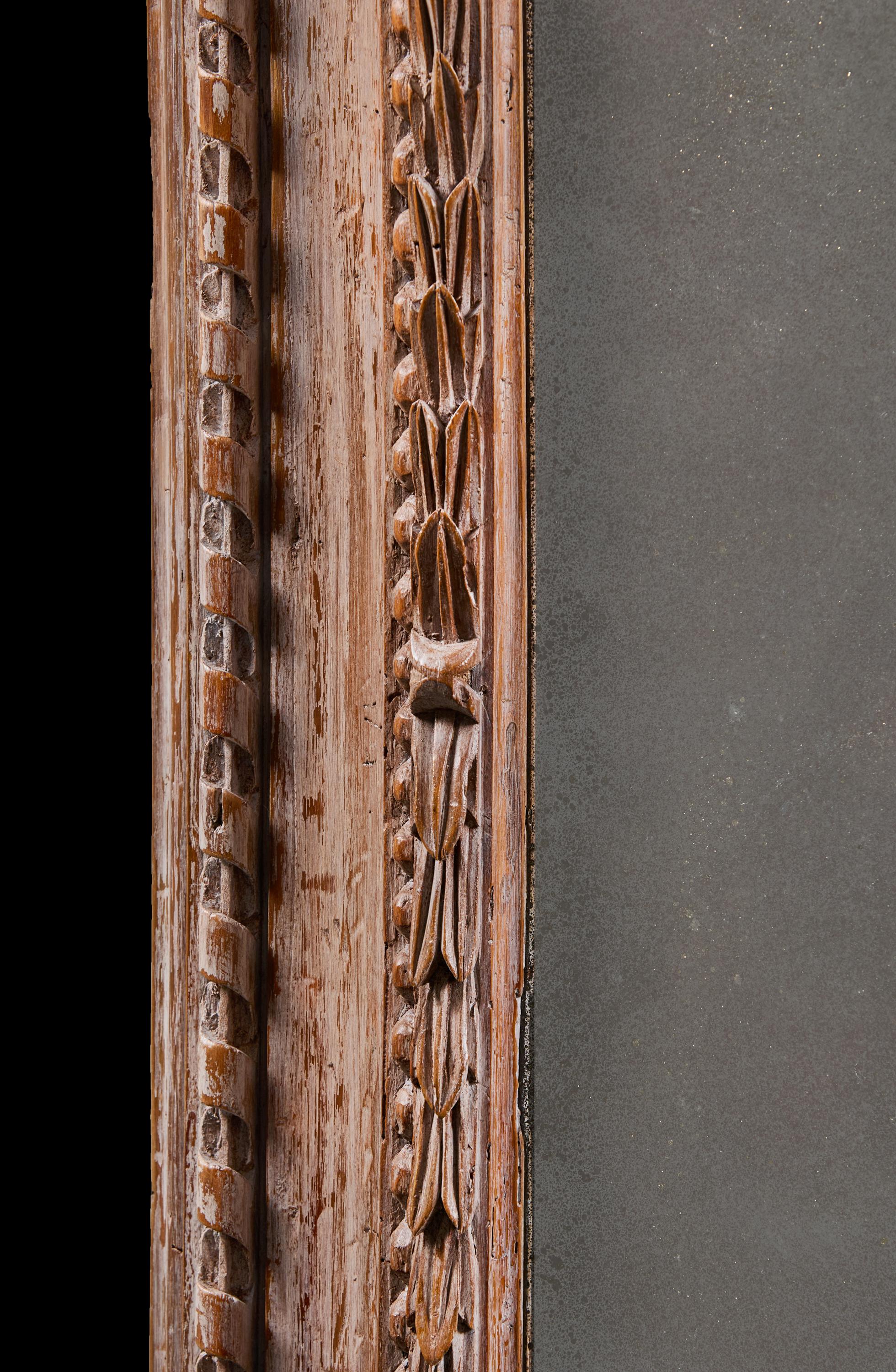 Italienischer Wandspiegel aus geschnitztem Kieferholz aus dem späten 17. (18. Jahrhundert und früher) im Angebot