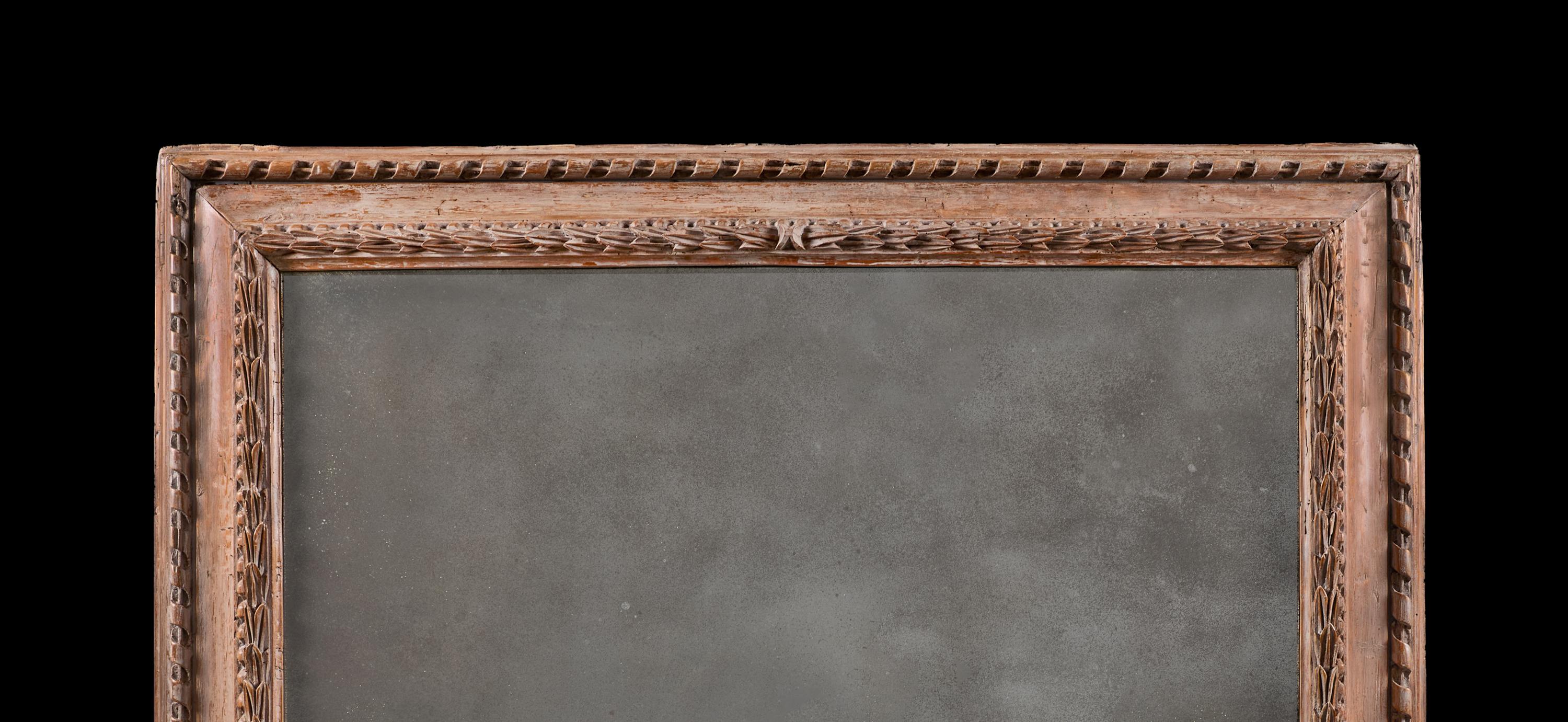 Italienischer Wandspiegel aus geschnitztem Kieferholz aus dem späten 17. (Kiefernholz) im Angebot