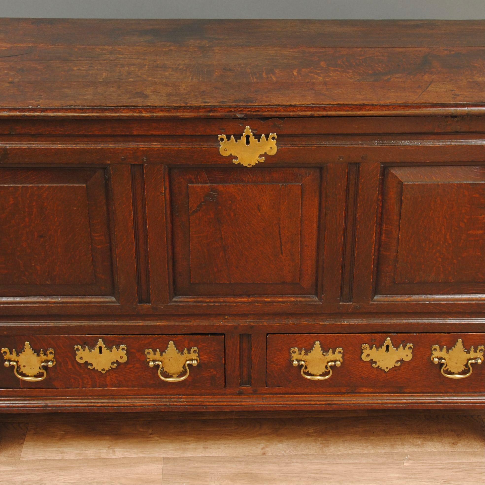 A Late 17th Century Oak Mule Chest In Good Condition For Sale In Lincolnshire, GB