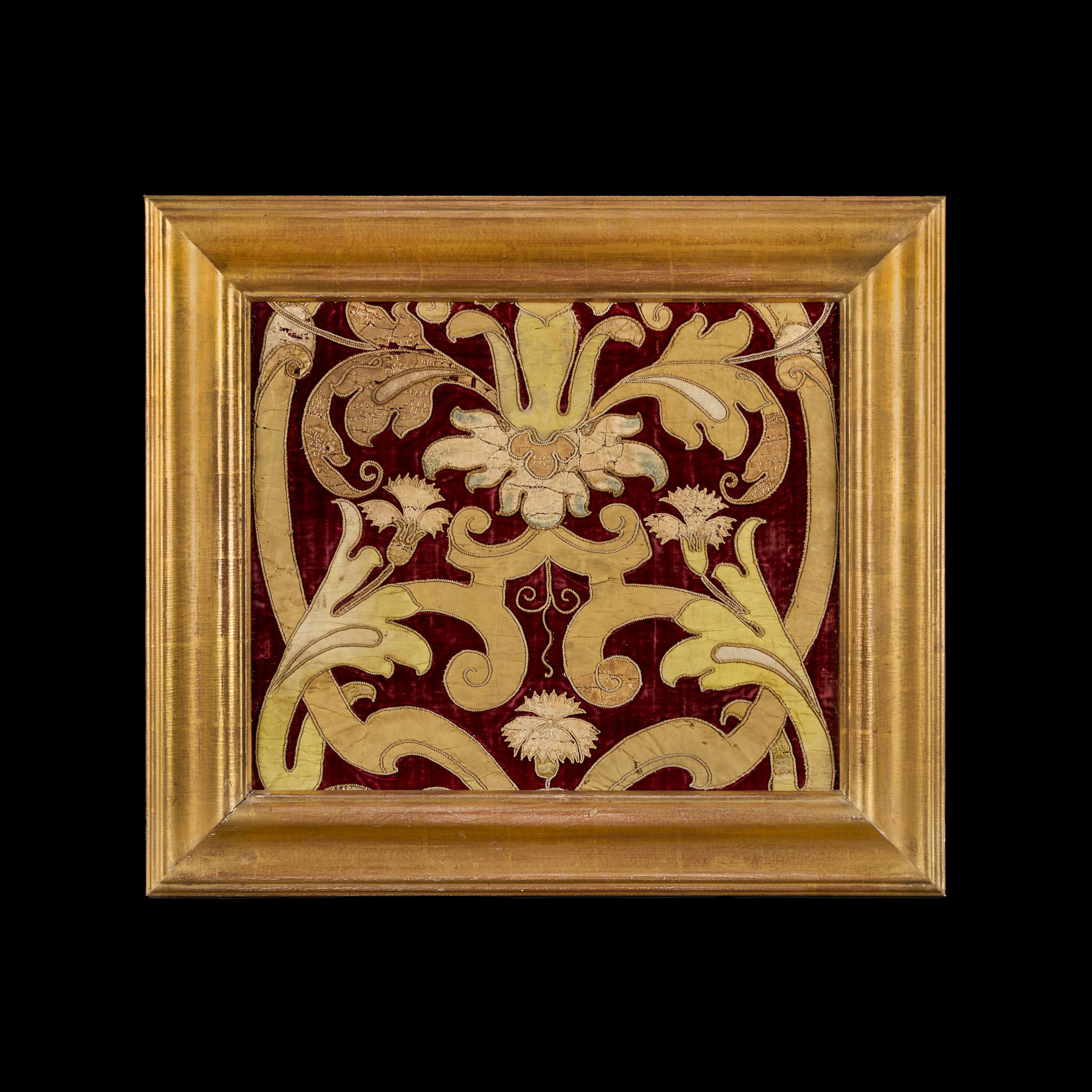 Italie, probablement Venise, vers 1680

Panneau en velours rouge de la fin du XVIIe siècle, orné d'arabesques entrecroisées et de fleurs coupées.

Hauteur 63.00cm

Largeur 71.00cm