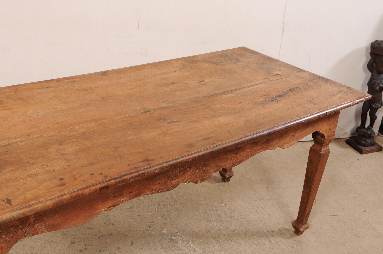 Bois A.I.C. Fin du 18ème siècle, table de ferme italienne en noyer avec jupe sculptée, 6 Ft Long en vente