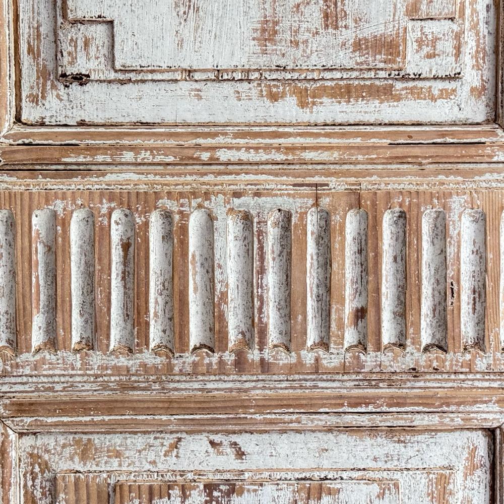 Armario francés pintado de finales del siglo XVIII con decoración de juncos Tallado en venta