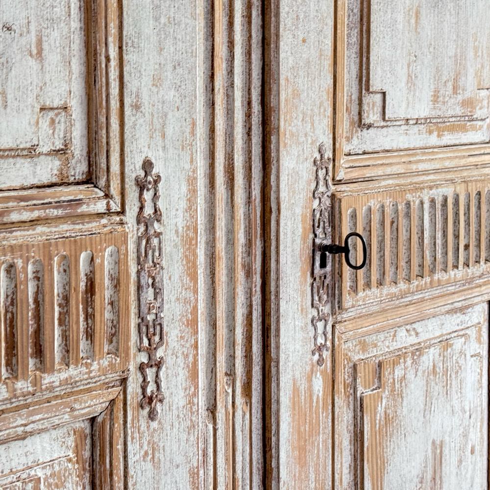 Armario francés pintado de finales del siglo XVIII con decoración de juncos Pino en venta