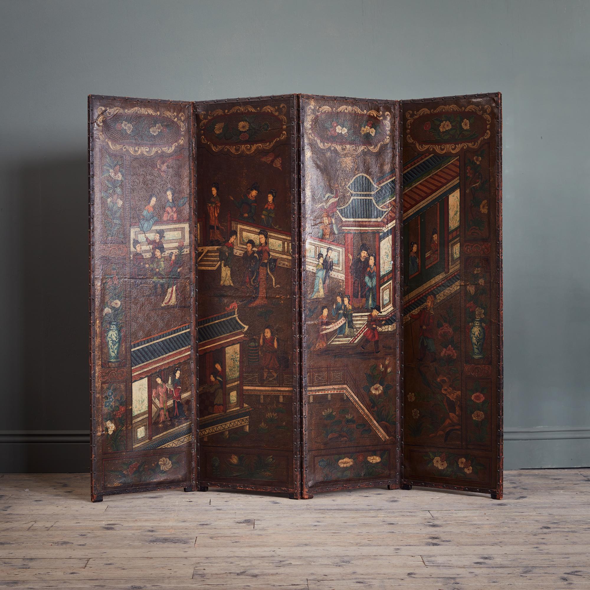 Jedes Paneel ist polychrom bemalt und mit figurativen Szenen im Chinoiserie-Stil verziert, die Innen- und Außenansichten innerhalb einer Blumenbordüre und blau-weißen Blumenvasen zeigen.

Provenienz:
Zuvor in Montacute House ausgestellt, aus einer