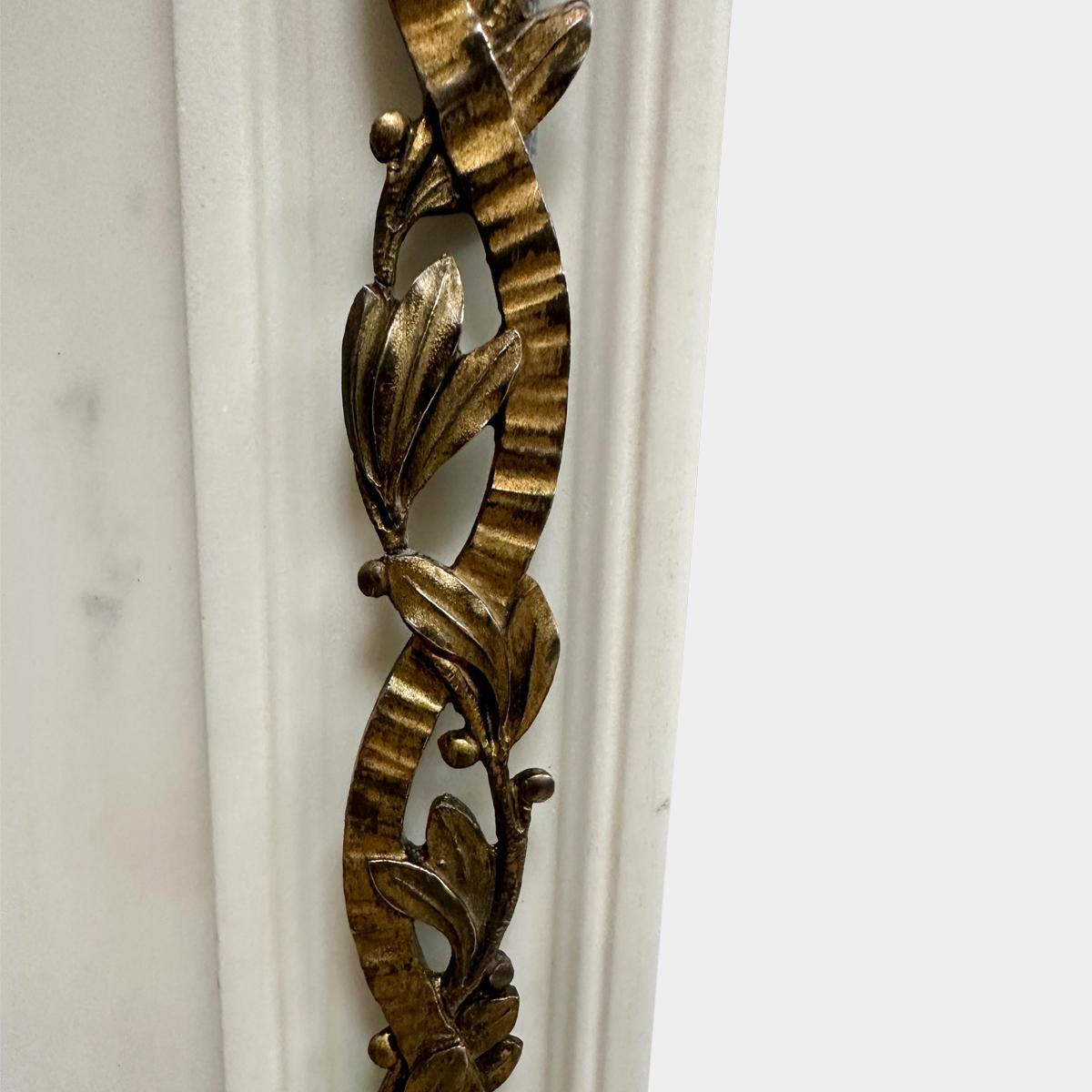 Kaminmantel aus Marmor und Ormolu aus dem späten 18. Jahrhundert (George III) im Zustand „Gut“ im Angebot in London, GB