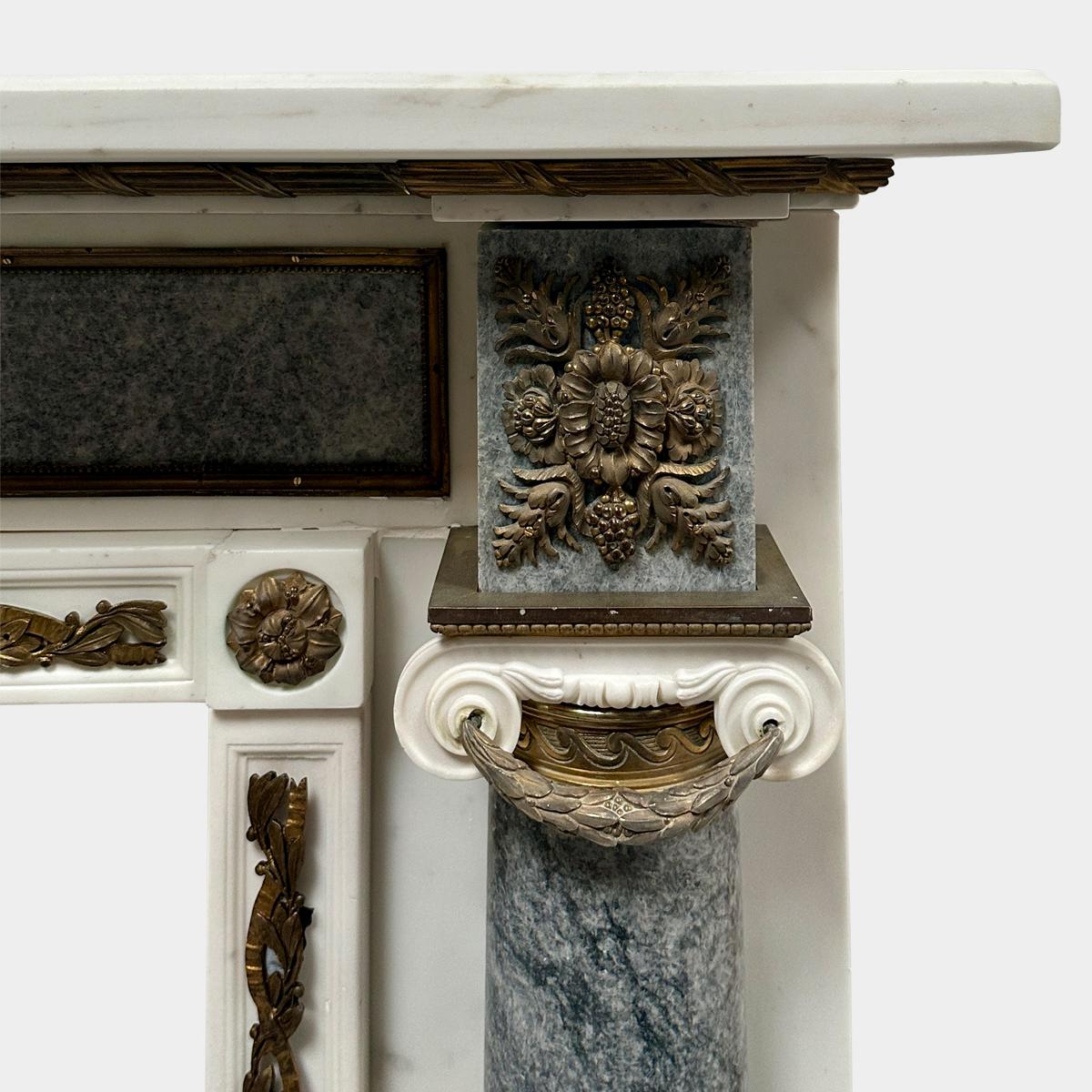 Kaminmantel aus Marmor und Ormolu aus dem späten 18. Jahrhundert (George III) (Spätes 18. Jahrhundert) im Angebot