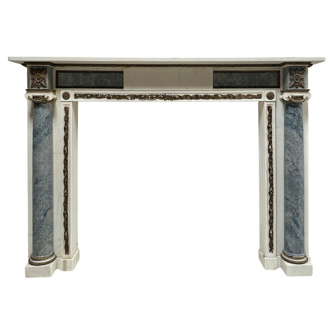 Kaminmantel aus Marmor und Ormolu aus dem späten 18. Jahrhundert (George III) im Angebot
