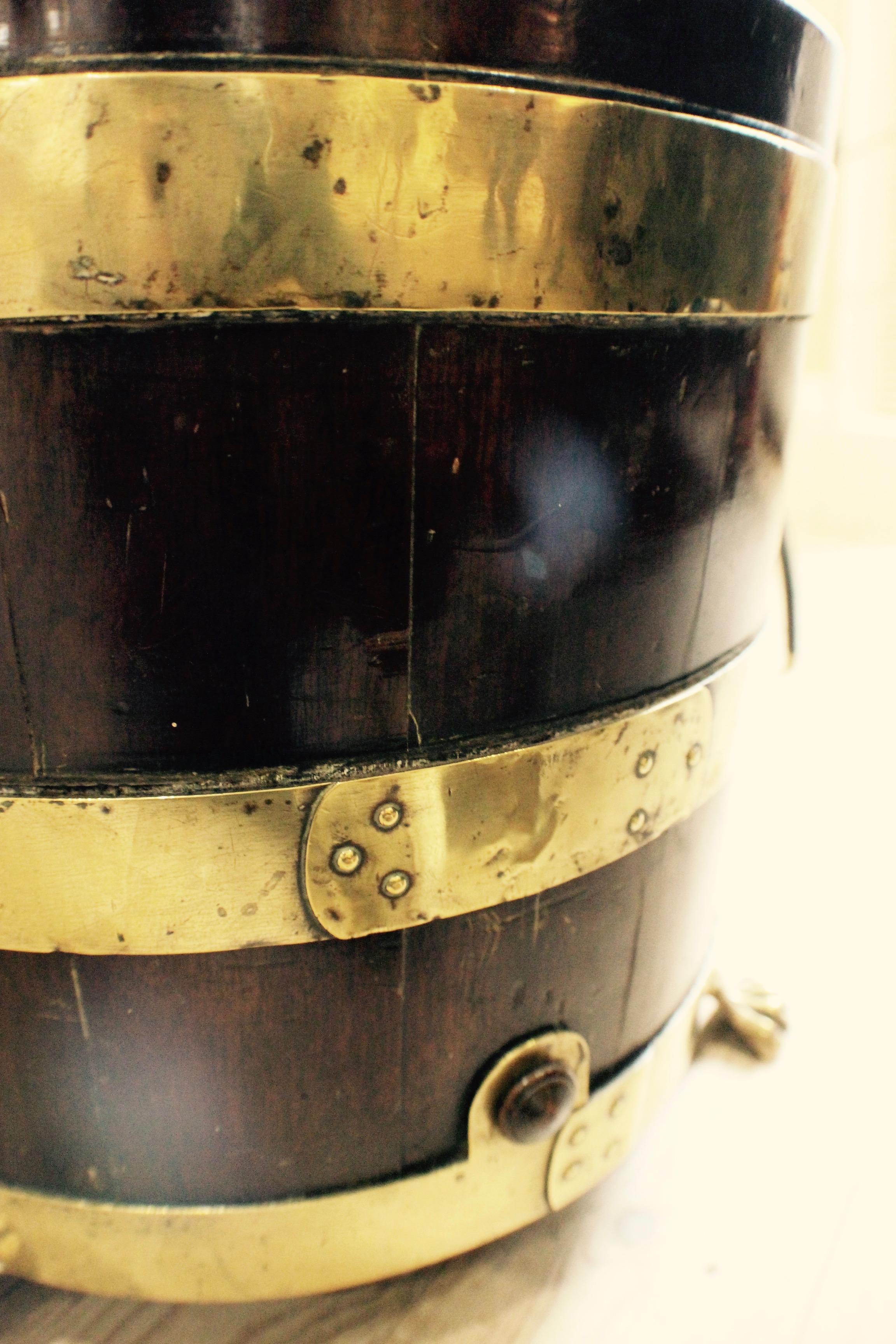 British Late 18th Century George III Wine Cistern For Sale