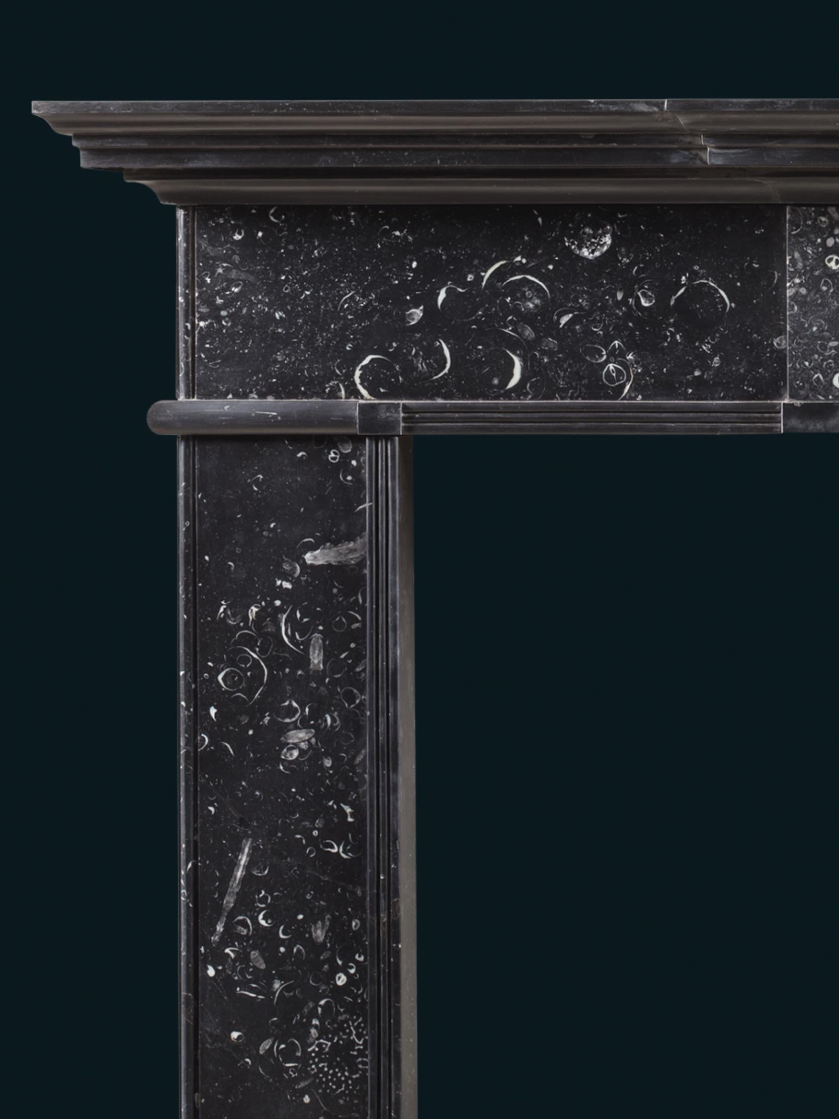 Chimenea georgiana irlandesa de finales del siglo XVIII en mármol negro irlandés y mármol de Kilkenny Georgiano en venta