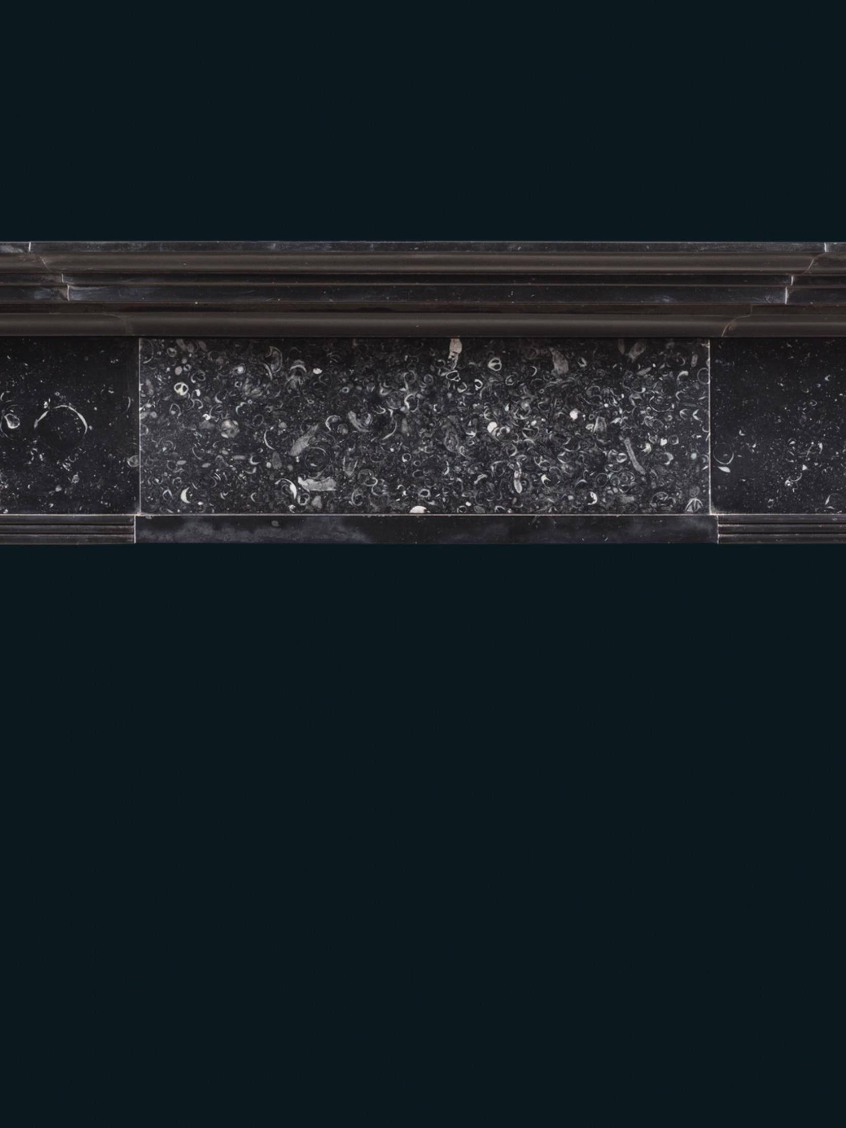 Chimenea georgiana irlandesa de finales del siglo XVIII en mármol negro irlandés y mármol de Kilkenny Irlandés en venta
