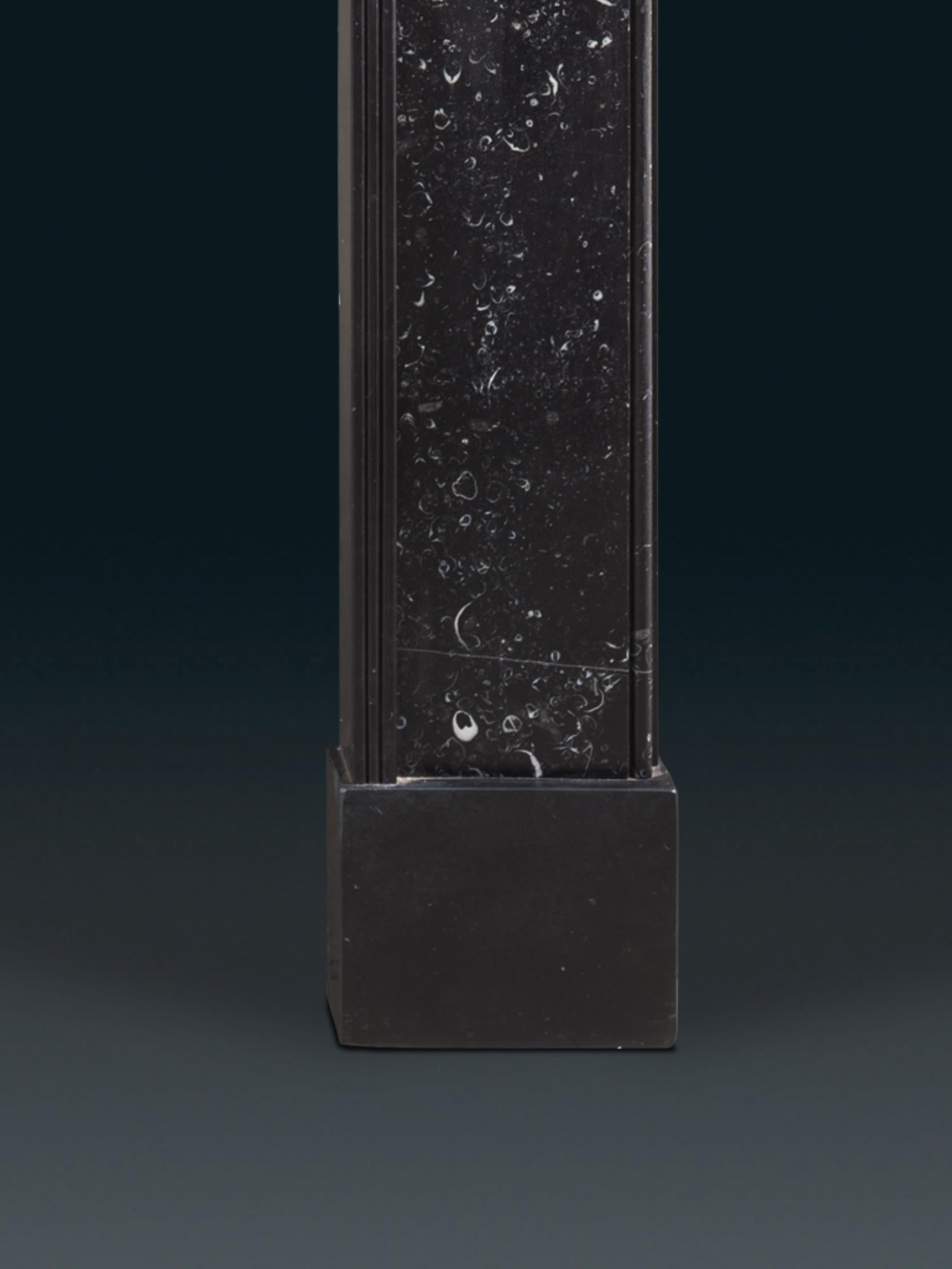 Chimenea georgiana irlandesa de finales del siglo XVIII en mármol negro irlandés y mármol de Kilkenny en Bueno estado para la venta en London, GB