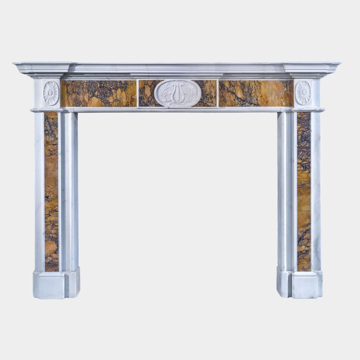 Eine große George III Irish Chimneypiece In Statuary und Siena Marmor. Die Pilasterpfosten zentriert mit getäfelten Siena, der Fries wiederum mit Siena-Paneelen
flankiert von einer zentralen Tafel mit geschnitzter Lyra und Kranz aus statuarischem
