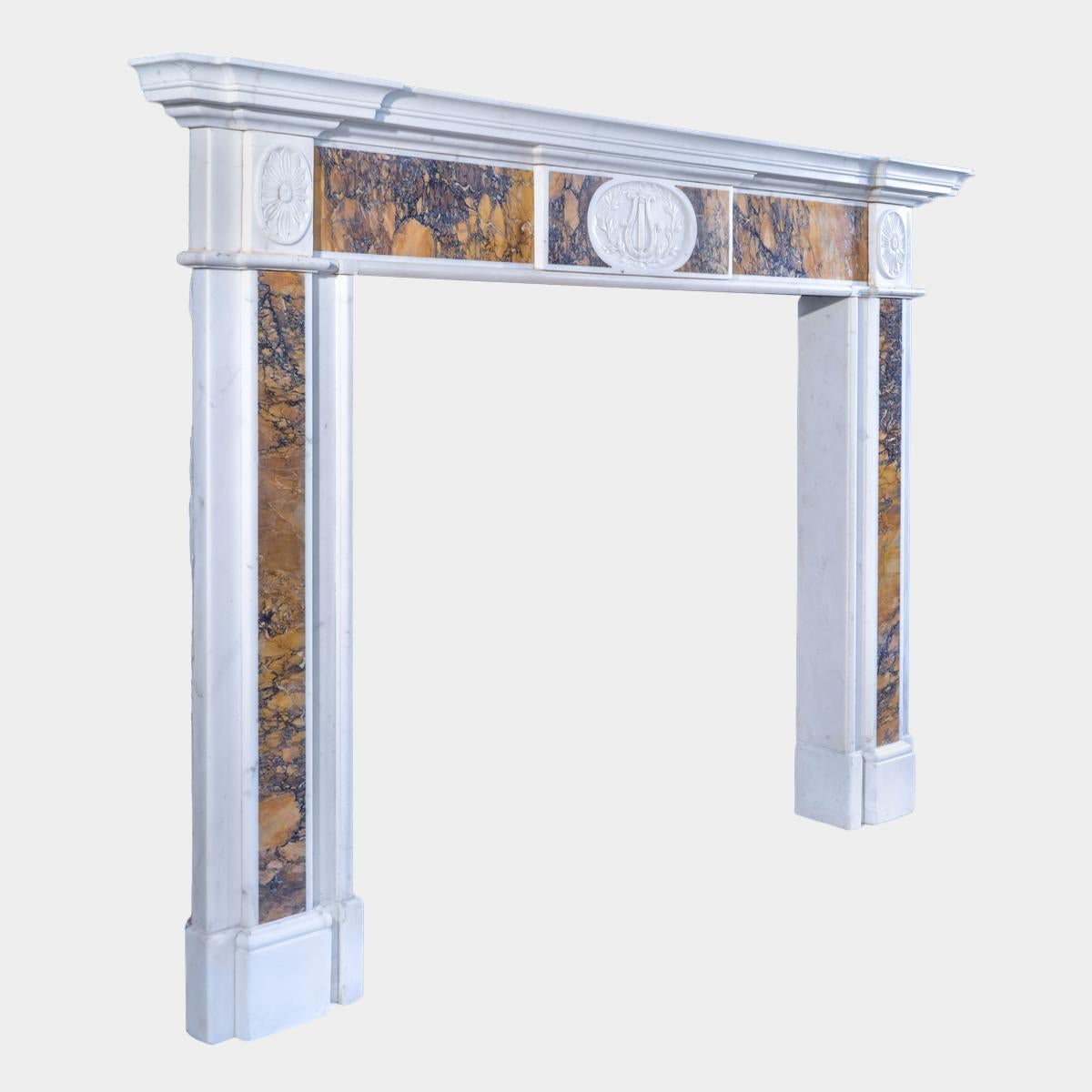 Irische Statuen und georgischer Siena-Marmor-Kaminmantel aus dem späten 18. (George III.) im Angebot
