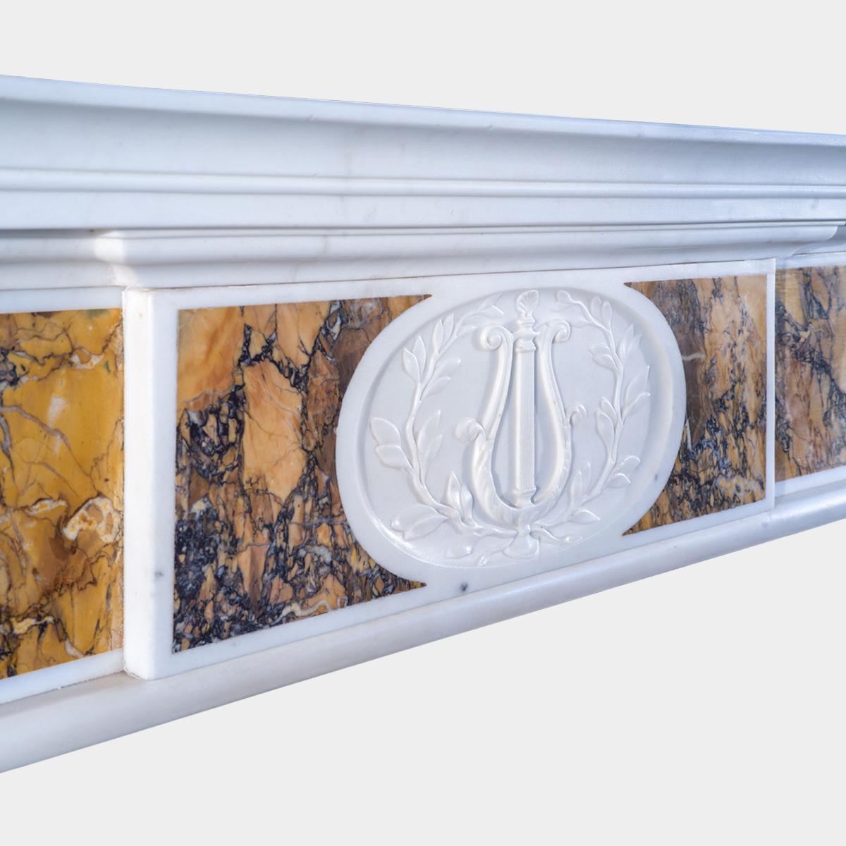Irische Statuen und georgischer Siena-Marmor-Kaminmantel aus dem späten 18. (Handgeschnitzt) im Angebot