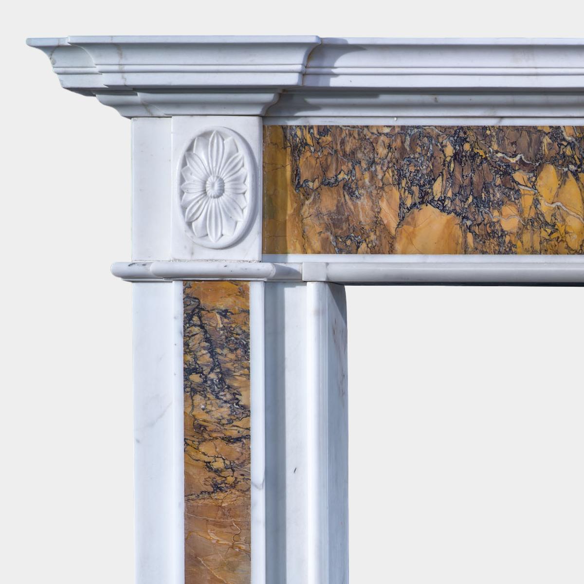 Irische Statuen und georgischer Siena-Marmor-Kaminmantel aus dem späten 18. im Zustand „Gut“ im Angebot in London, GB