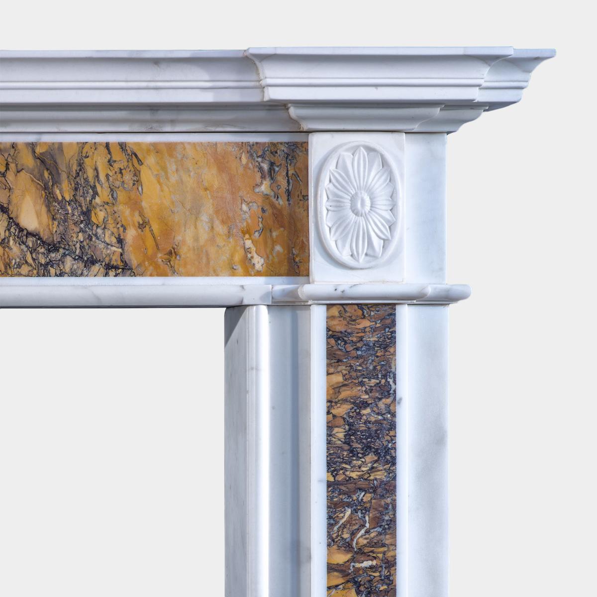 Irische Statuen und georgischer Siena-Marmor-Kaminmantel aus dem späten 18. (Spätes 18. Jahrhundert) im Angebot