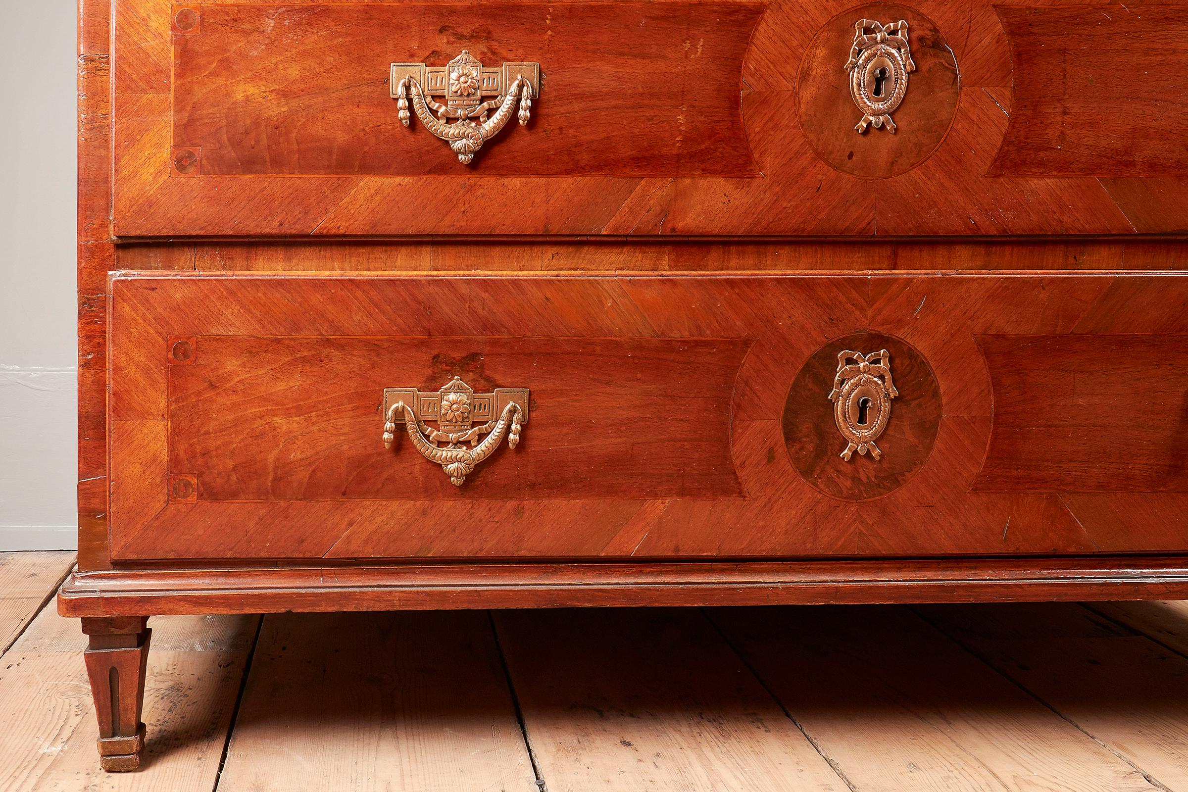 Neoclassical Late 18th Century Italian Chest of Drawers For Sale