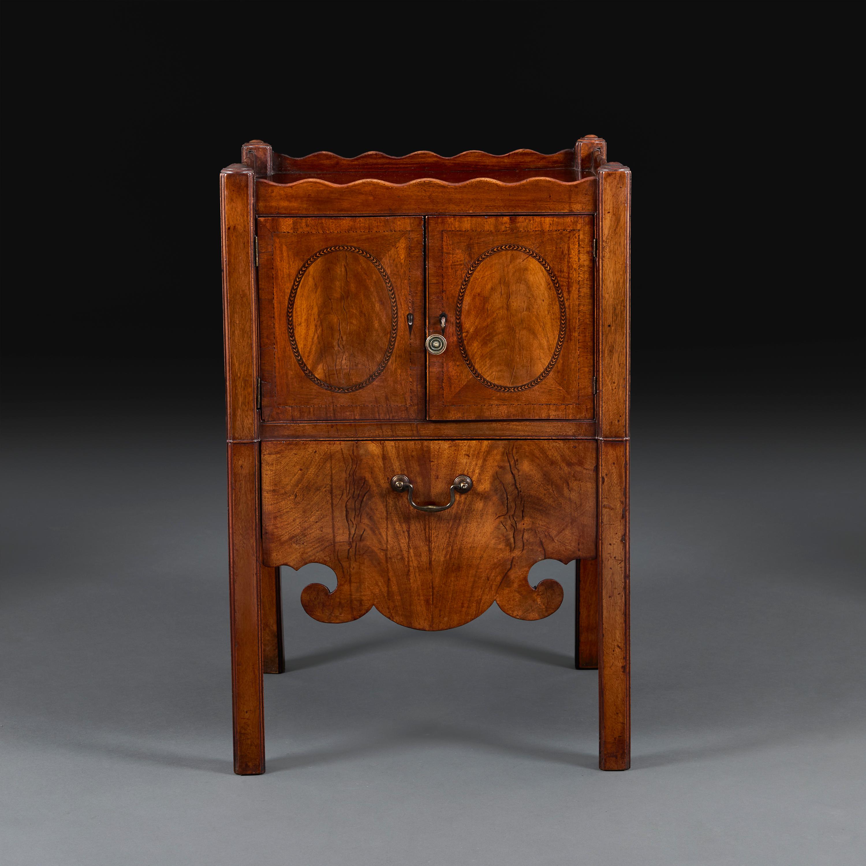 England, um 1780.

Mahagoni-Nachttisch aus dem späten achtzehnten Jahrhundert mit Galerieaufsatz, Griffen auf beiden Seiten, zwei Türen mit Intarsienverzierung auf der Vorderseite, darüber eine Schublade mit geformter Schürze und Schwanenhalsgriff