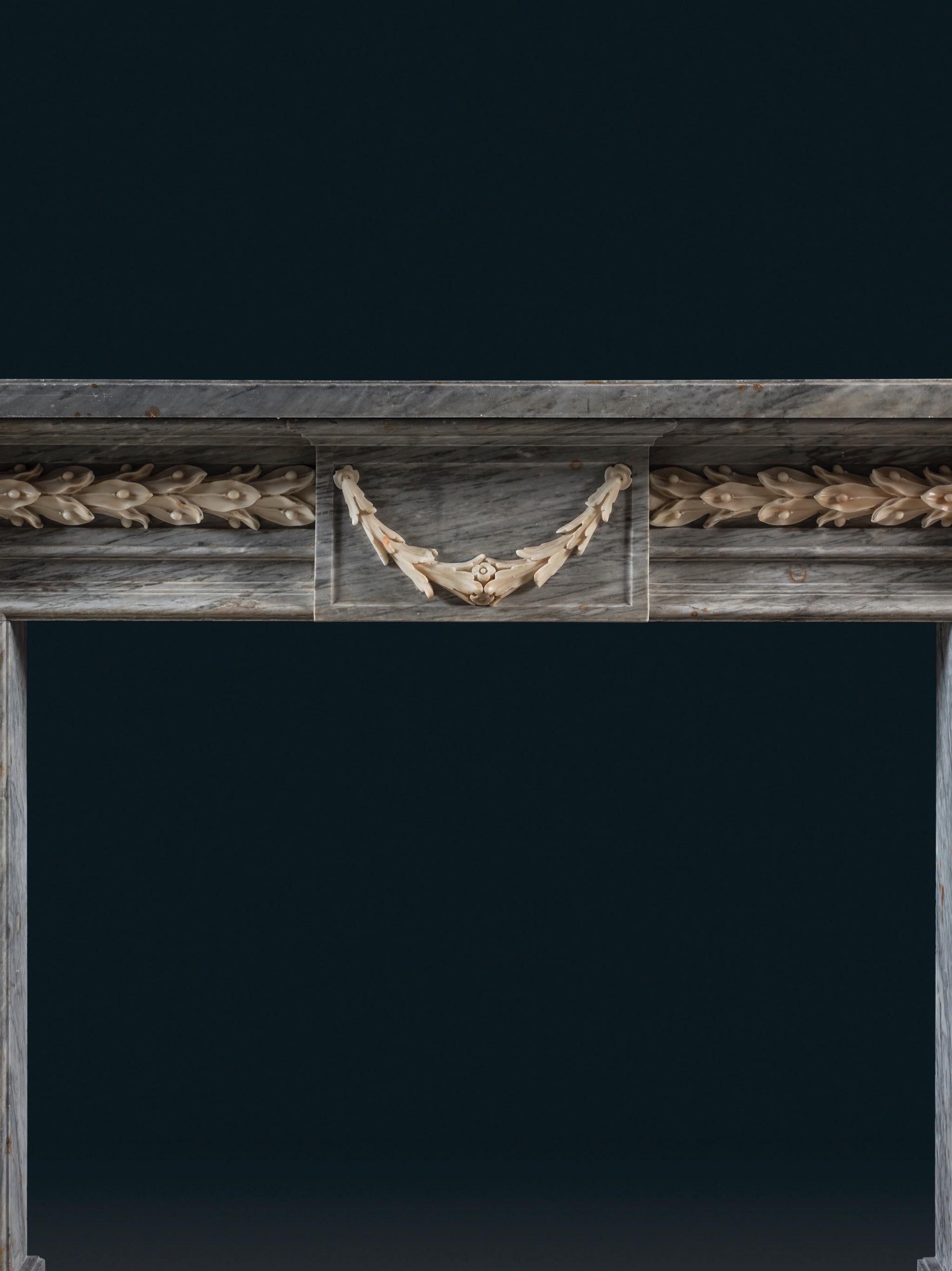 Sculpté Cheminée nord-italienne de la fin du XVIIIe siècle, sculptée en marbre bleu turquin en vente