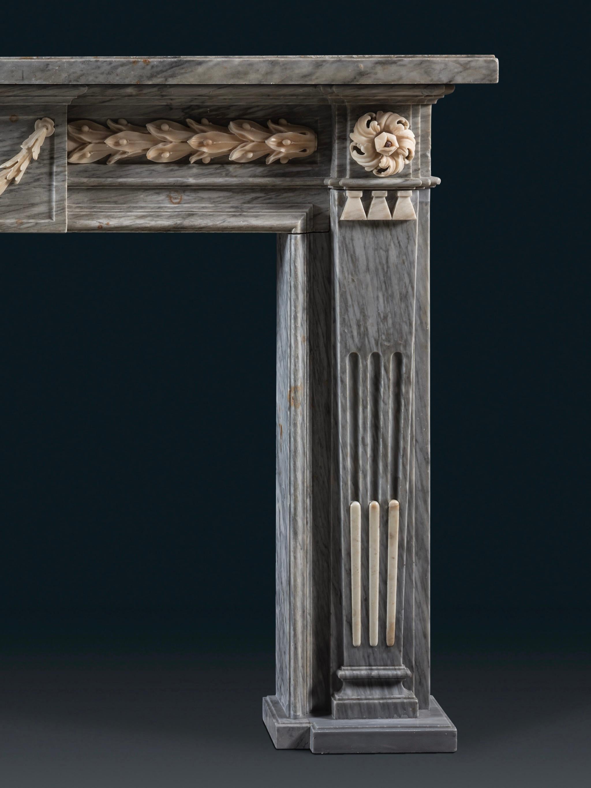 Cheminée nord-italienne de la fin du XVIIIe siècle, sculptée en marbre bleu turquin Bon état - En vente à London, GB
