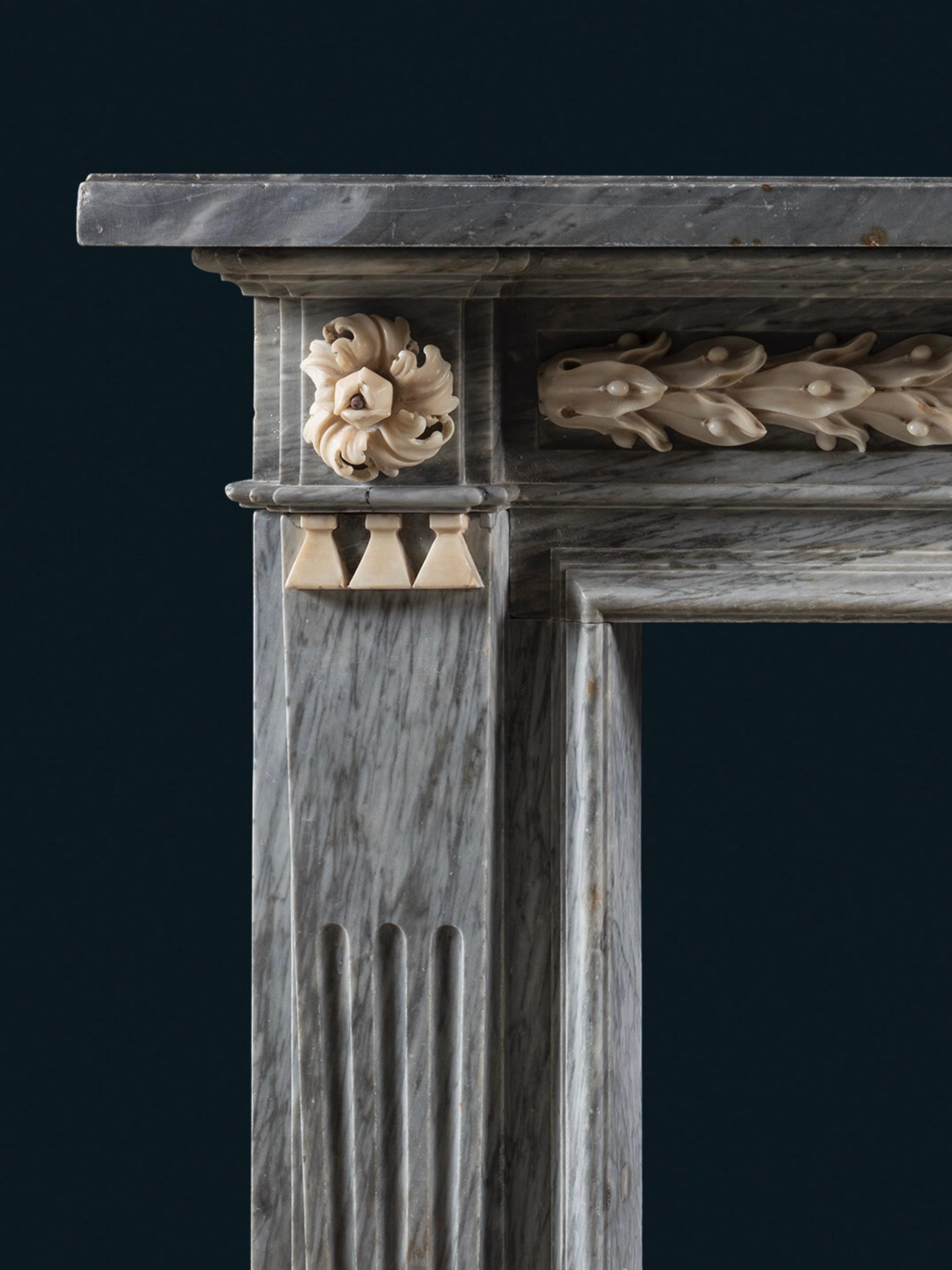 Marbre Cheminée nord-italienne de la fin du XVIIIe siècle, sculptée en marbre bleu turquin en vente