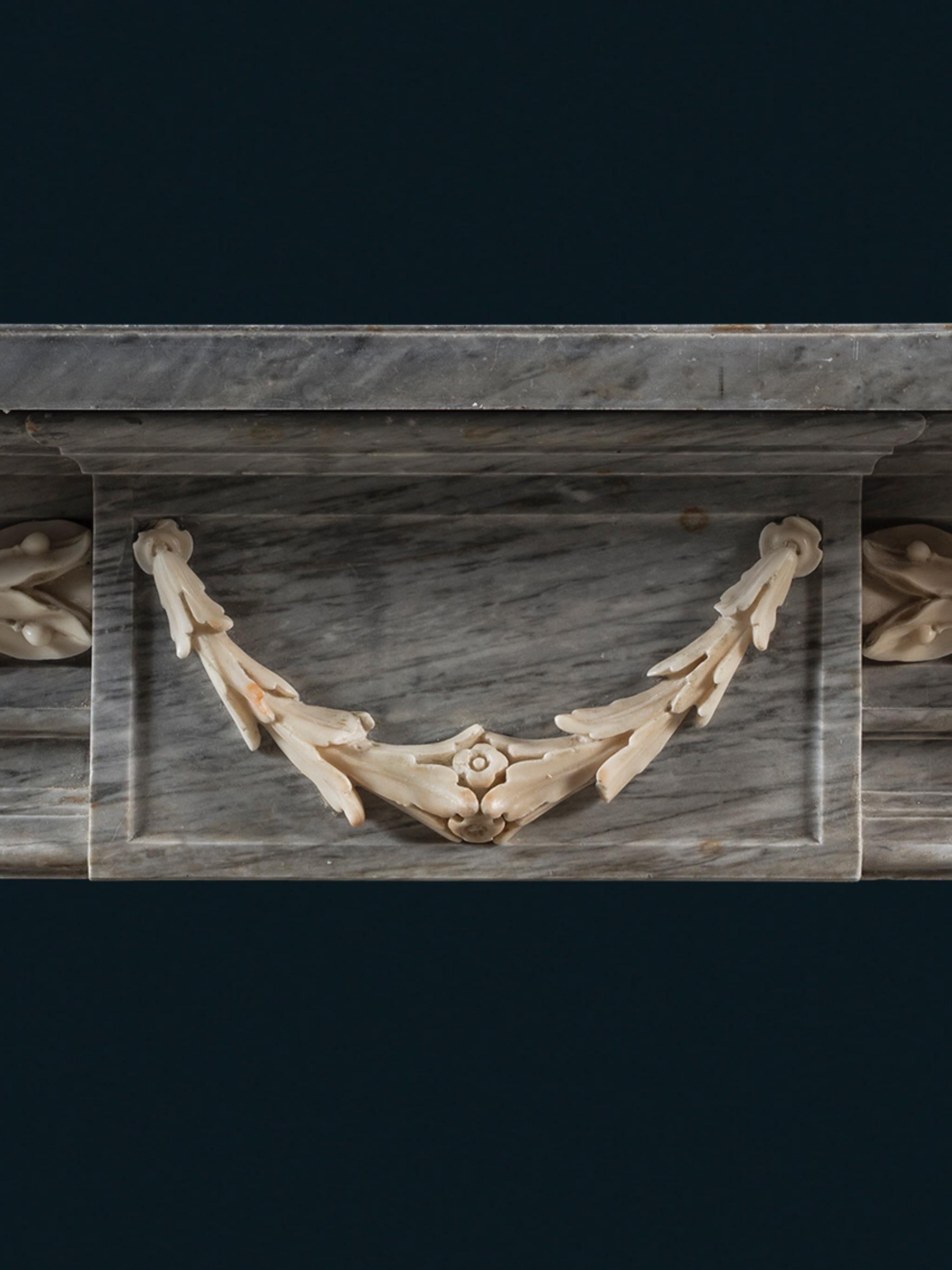 Cheminée nord-italienne de la fin du XVIIIe siècle, sculptée en marbre bleu turquin en vente 1