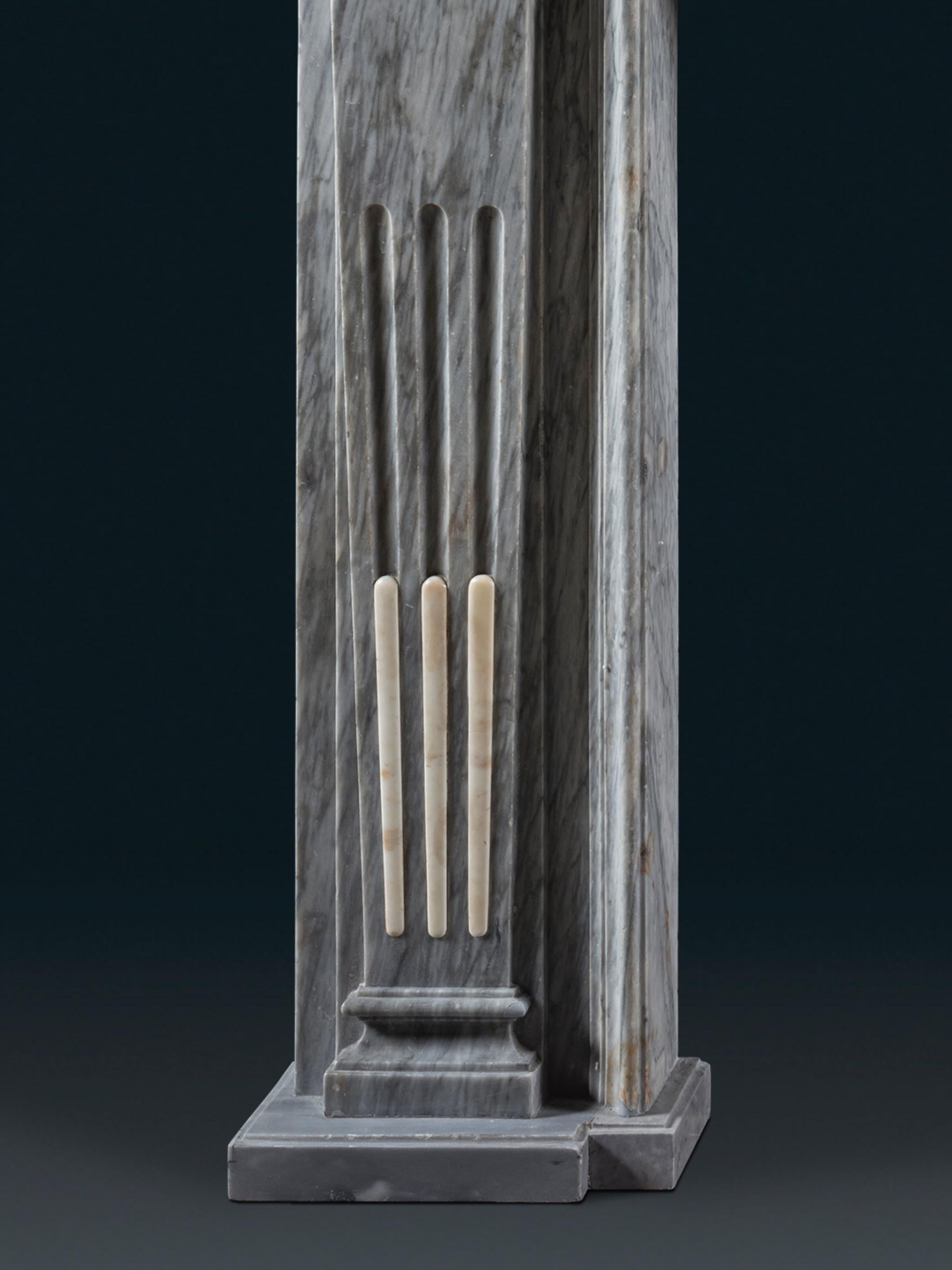 Cheminée nord-italienne de la fin du XVIIIe siècle, sculptée en marbre bleu turquin en vente 2