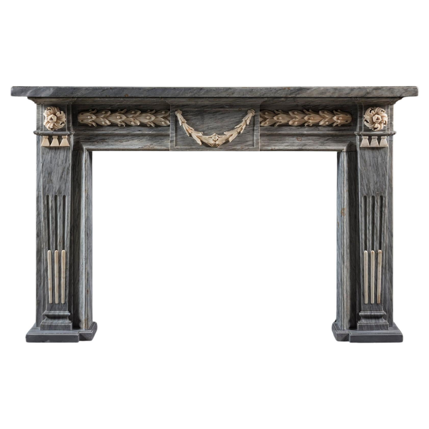 Cheminée nord-italienne de la fin du XVIIIe siècle, sculptée en marbre bleu turquin en vente