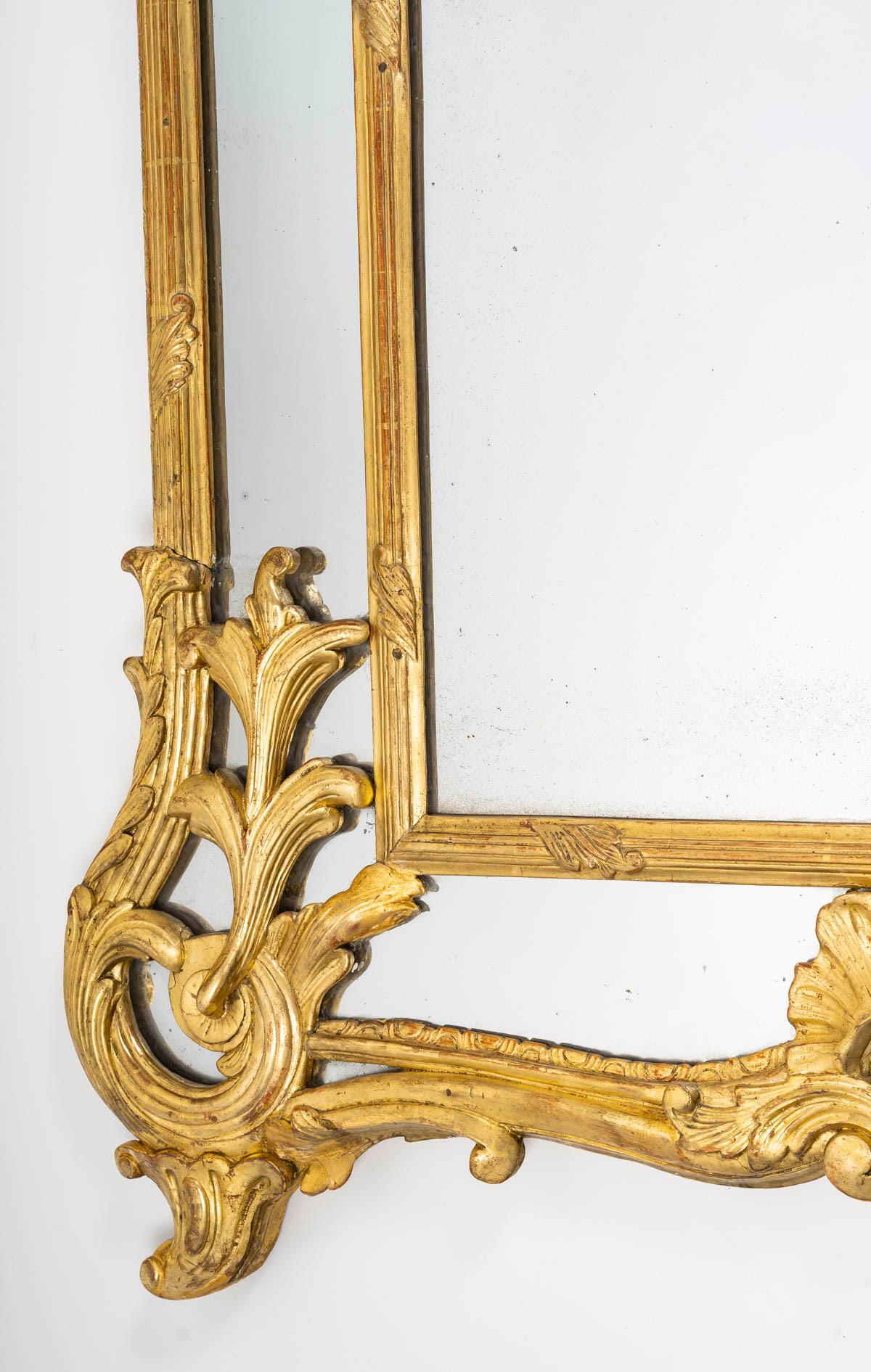 Miroir en bois doré et sculpté de style Régence de la fin du XVIIIe siècle ou du début du XIXe siècle.

Miroir de style Regency de la fin du XVIIIe siècle ou du début du XIXe siècle, en bois sculpté et doré.
H : 178 cm, L : 98 cm, P : 7 cm