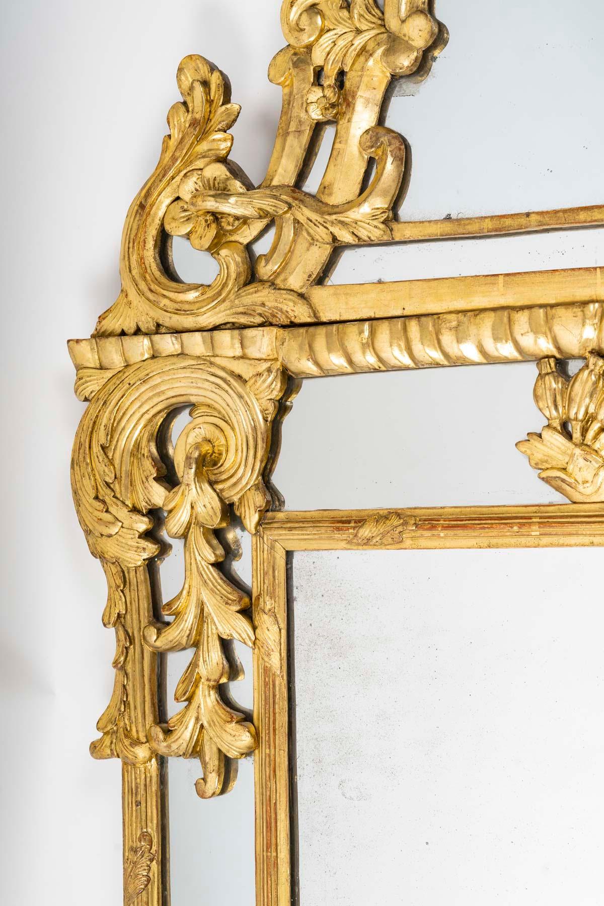 Louis XIV Miroir en bois doré de style Régence de la fin du XVIIIe siècle ou du début du XIXe siècle. en vente