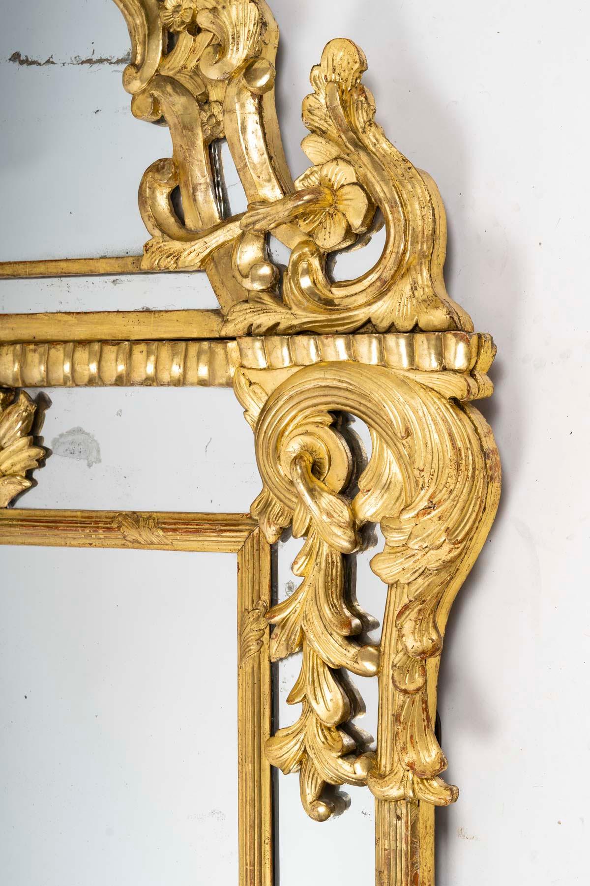 Français Miroir en bois doré de style Régence de la fin du XVIIIe siècle ou du début du XIXe siècle. en vente
