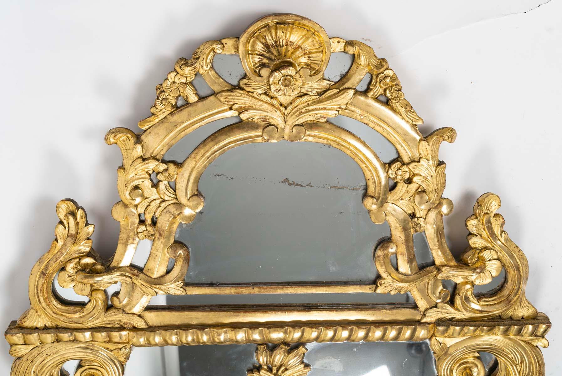 Sculpté Miroir en bois doré de style Régence de la fin du XVIIIe siècle ou du début du XIXe siècle. en vente