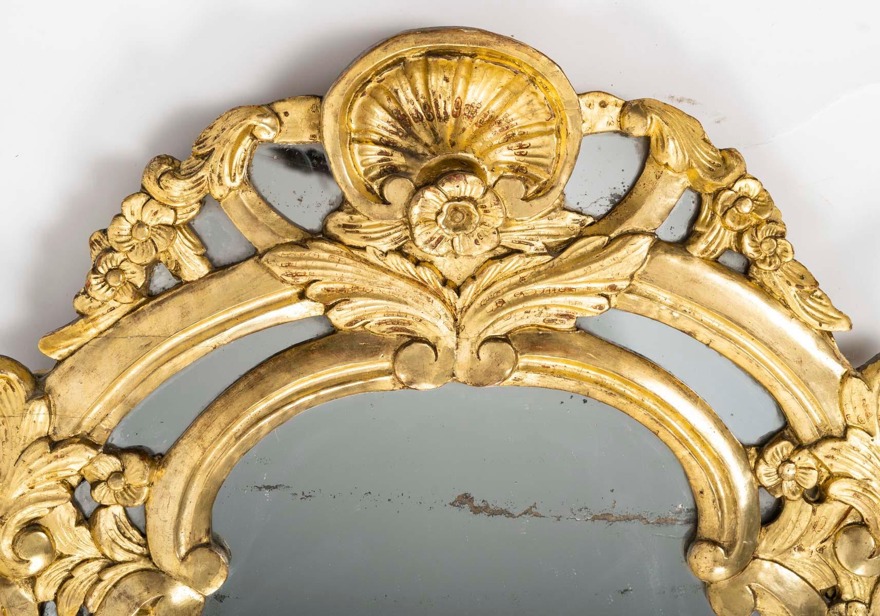 Miroir en bois doré de style Régence de la fin du XVIIIe siècle ou du début du XIXe siècle. Bon état - En vente à Saint-Ouen, FR