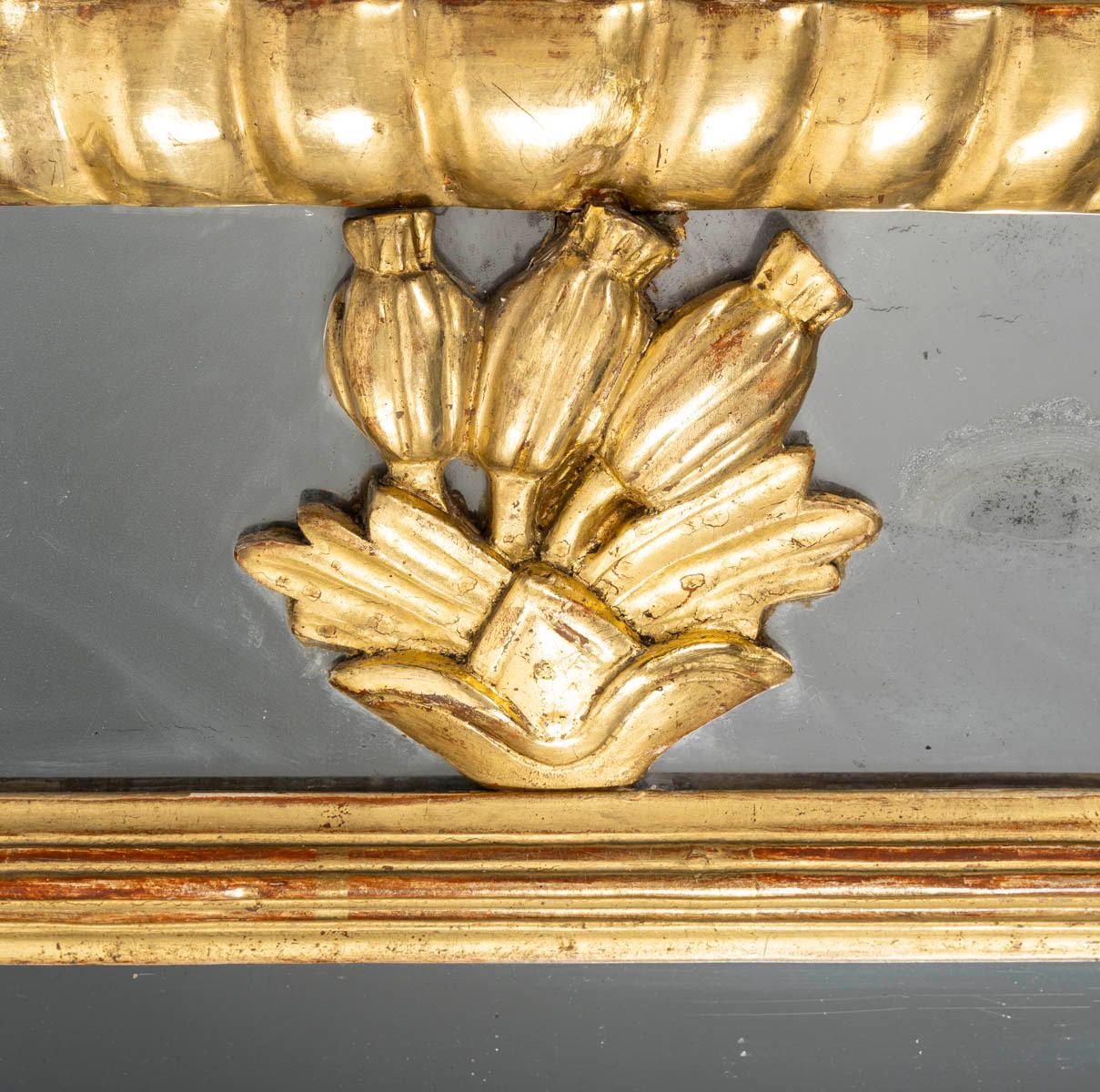 Bois doré Miroir en bois doré de style Régence de la fin du XVIIIe siècle ou du début du XIXe siècle. en vente