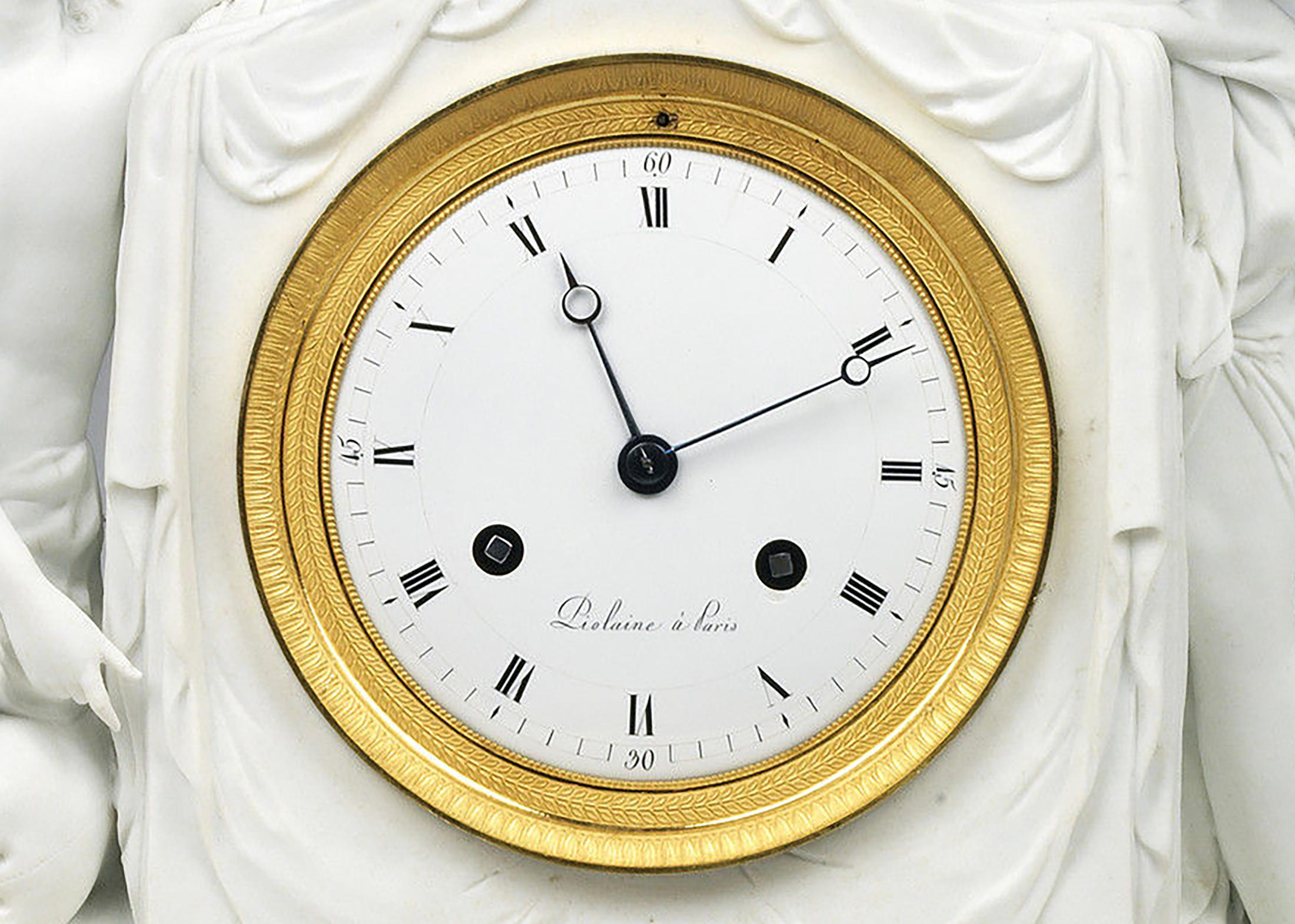 Directoire Horloge en porcelaine biscuit de Paris de la fin du XVIIIe siècle par Piolaine en vente