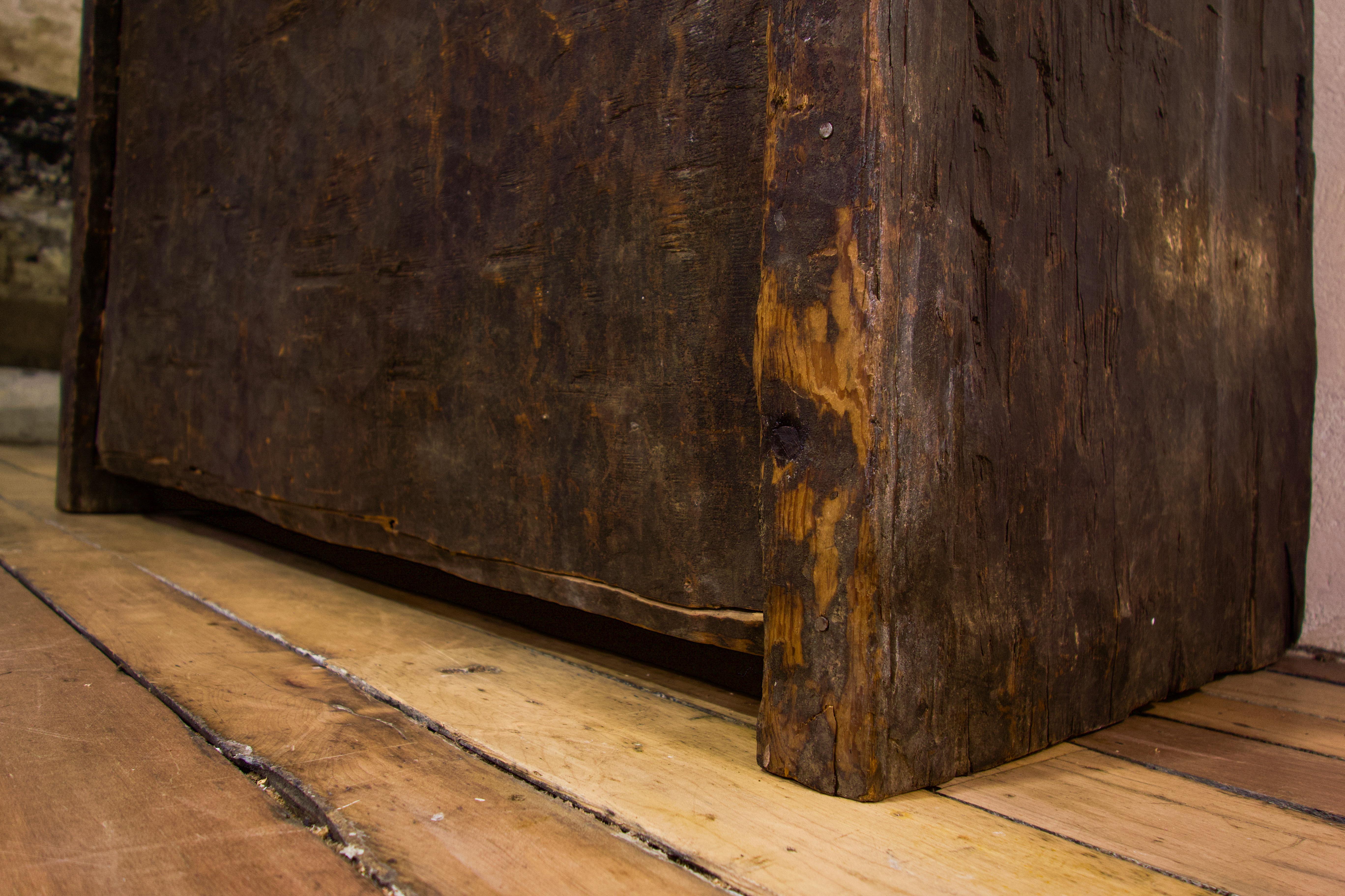 Late 18th Century Primitive Cedar Black Painted Settle, Trunk, Chest In Good Condition In Basingstoke, Hampshire