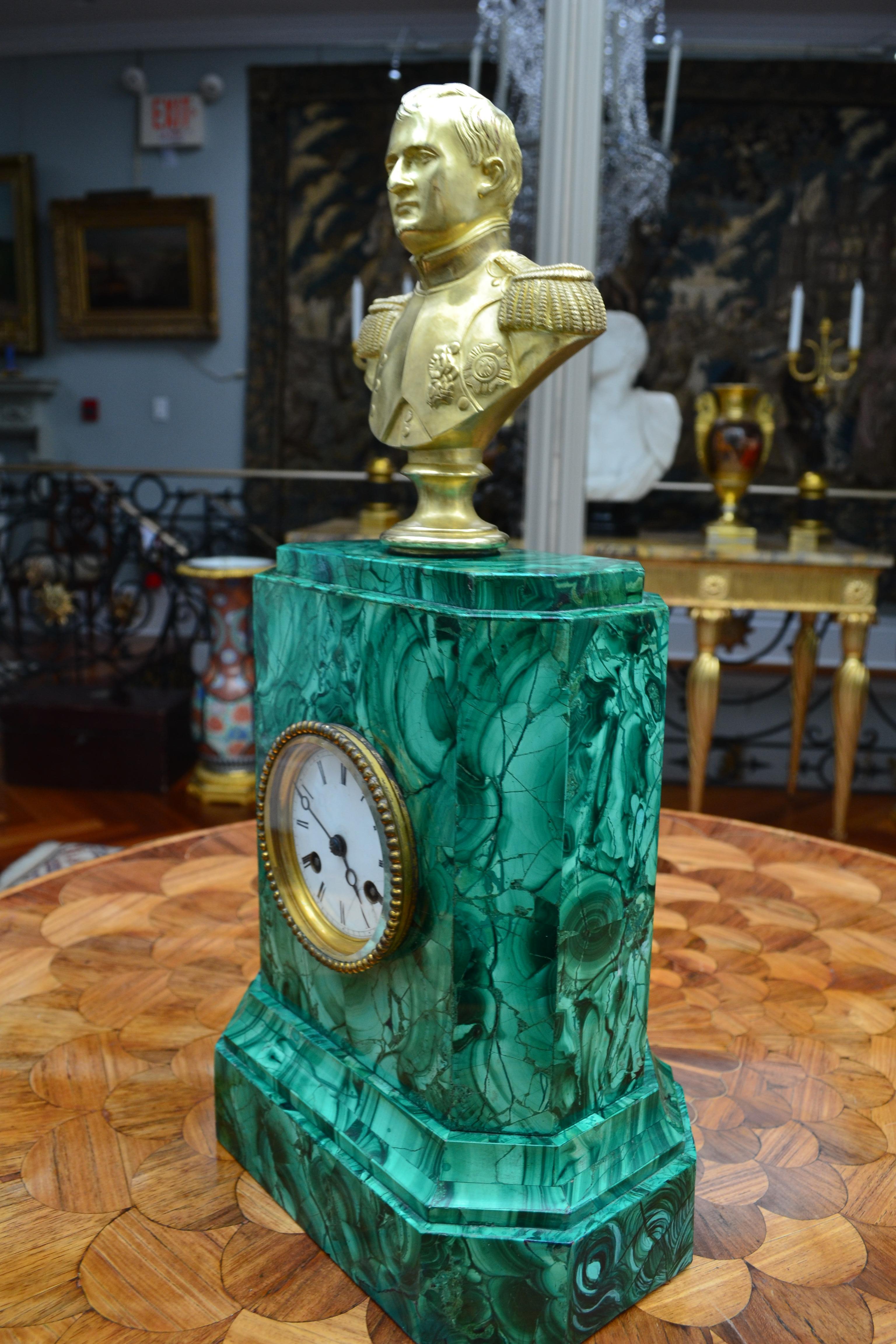 Un reloj de malaquita de finales del siglo XIX rematado por un dorado  Busto de bronce de Napoleón en venta 4