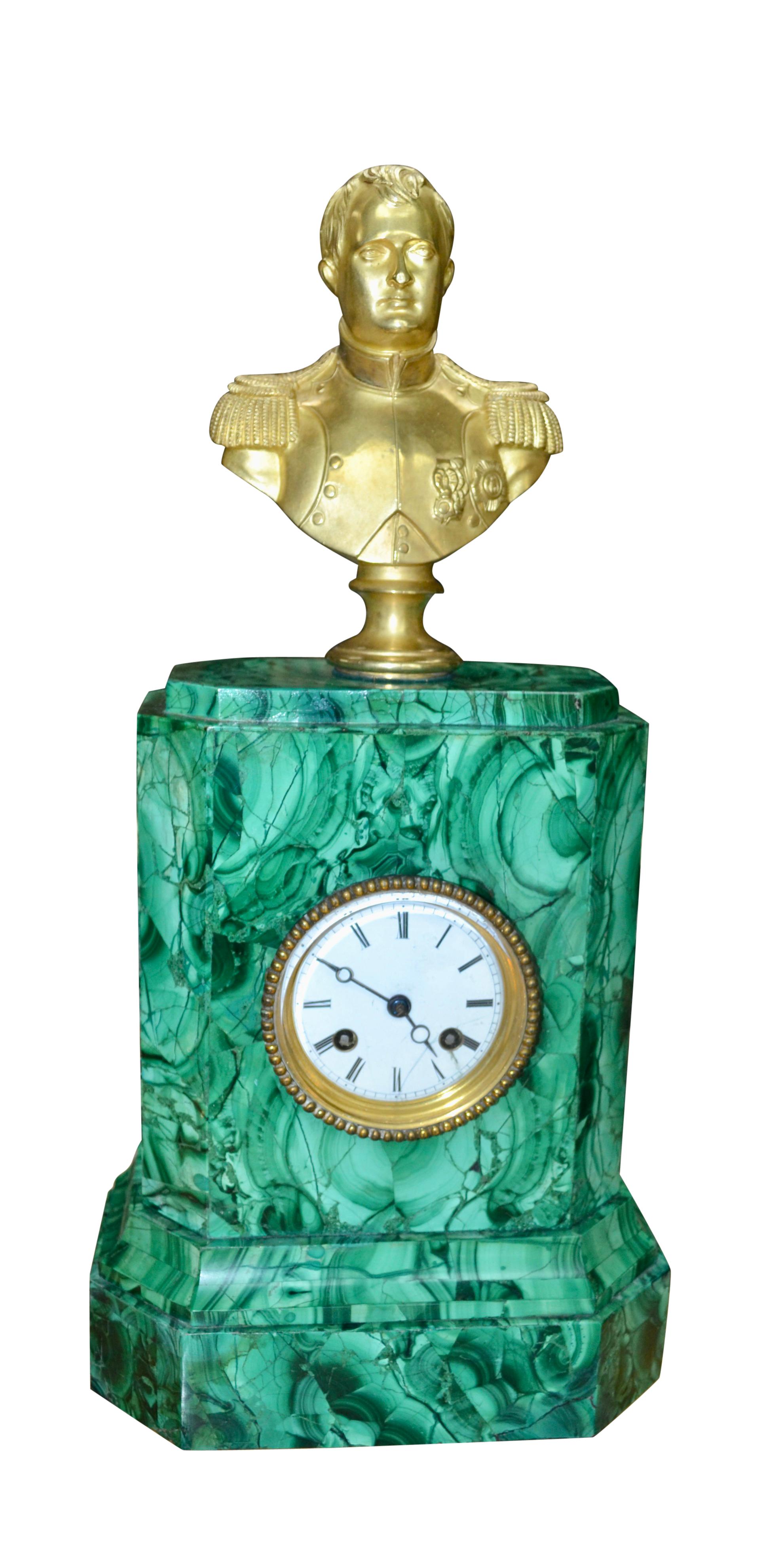 Un reloj de malaquita de finales del siglo XIX rematado por un dorado  Busto de bronce de Napoleón Imperio en venta