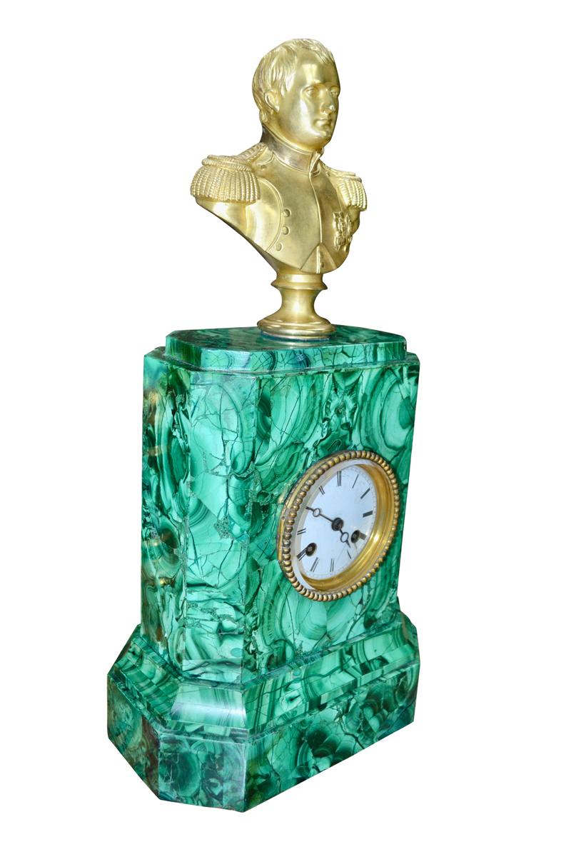 Un reloj de malaquita de finales del siglo XIX rematado por un dorado  Busto de bronce de Napoleón Francés en venta
