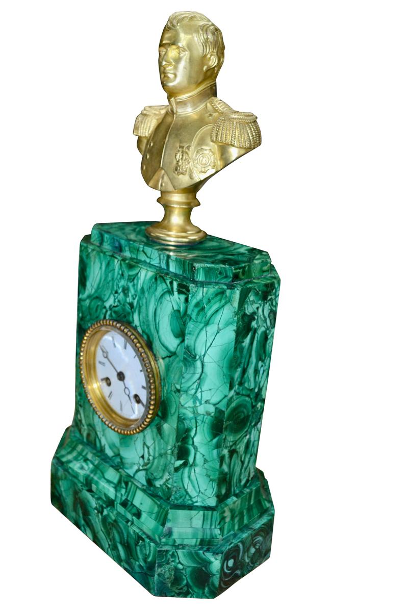 Un reloj de malaquita de finales del siglo XIX rematado por un dorado  Busto de bronce de Napoleón Tallado a mano en venta