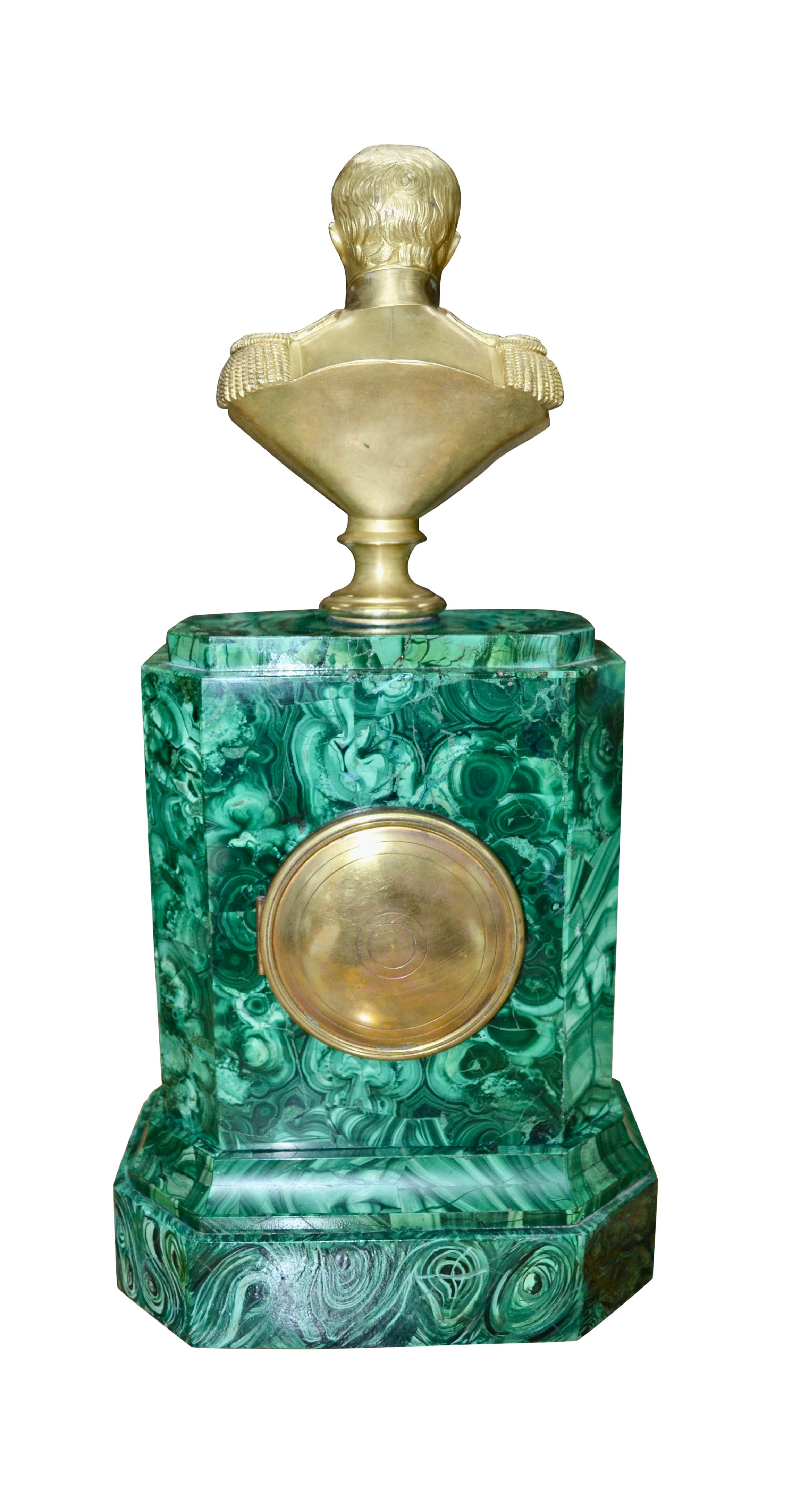 Un reloj de malaquita de finales del siglo XIX rematado por un dorado  Busto de bronce de Napoleón en venta 1