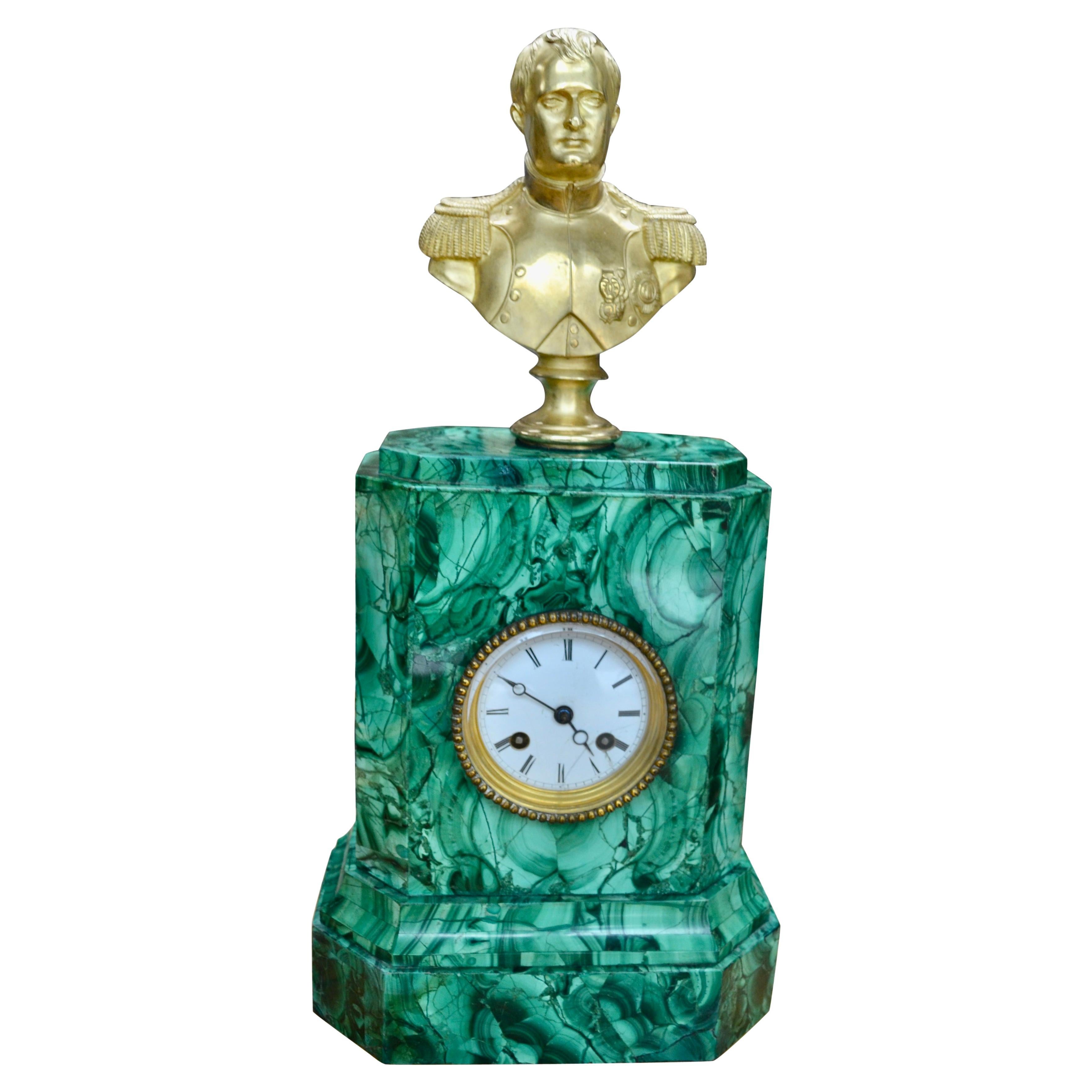 Un reloj de malaquita de finales del siglo XIX rematado por un dorado  Busto de bronce de Napoleón en venta