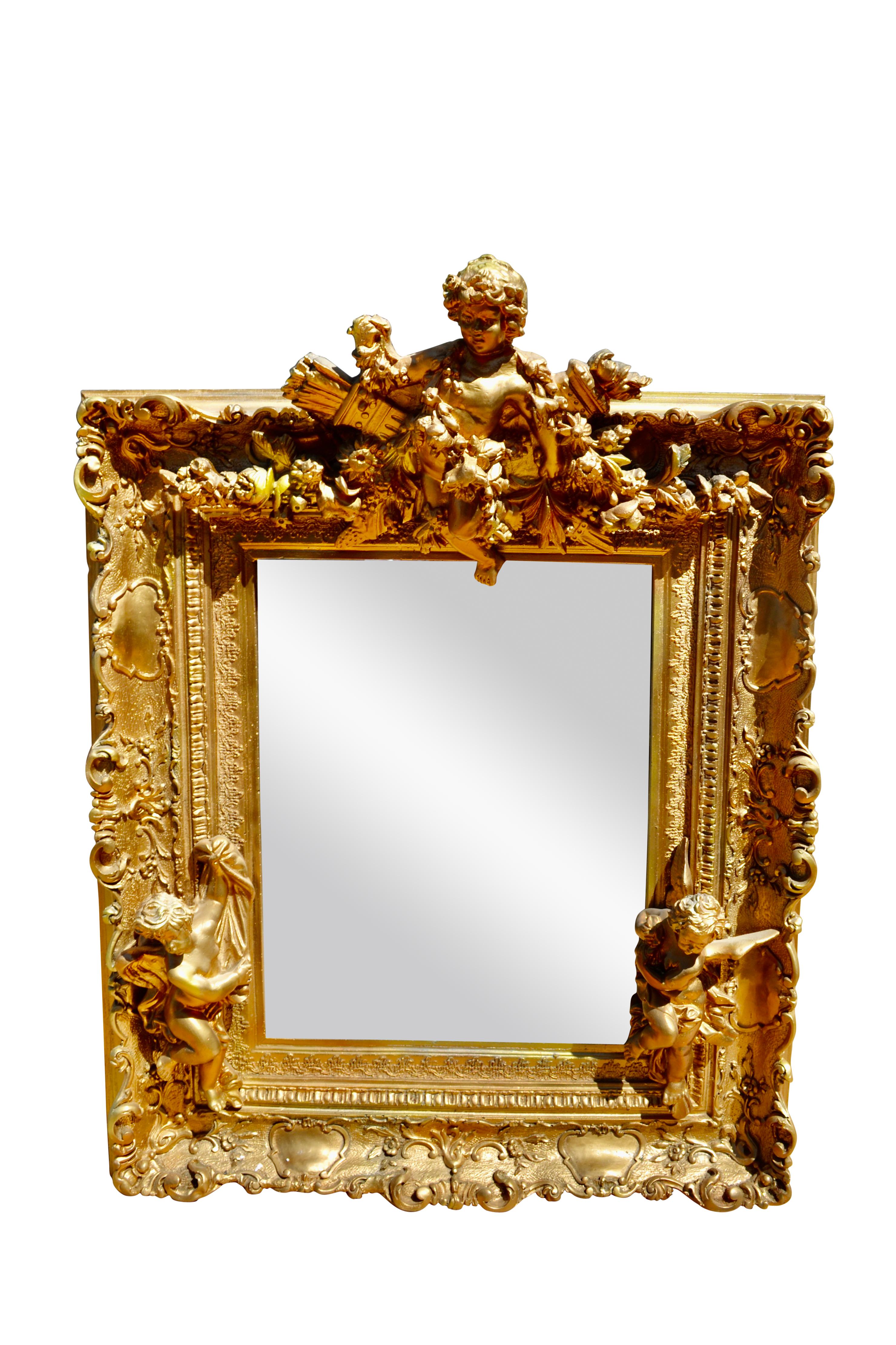 Ein seltener und höchst ungewöhnlicher Spiegelrahmen aus geschnitztem Holz, Gesso und Vergoldung im französischen Stil Napoleons III. Der vergoldete Rahmen selbst ist vollständig mit Kartuschen verziert und wird durch drei applizierte geschnitzte